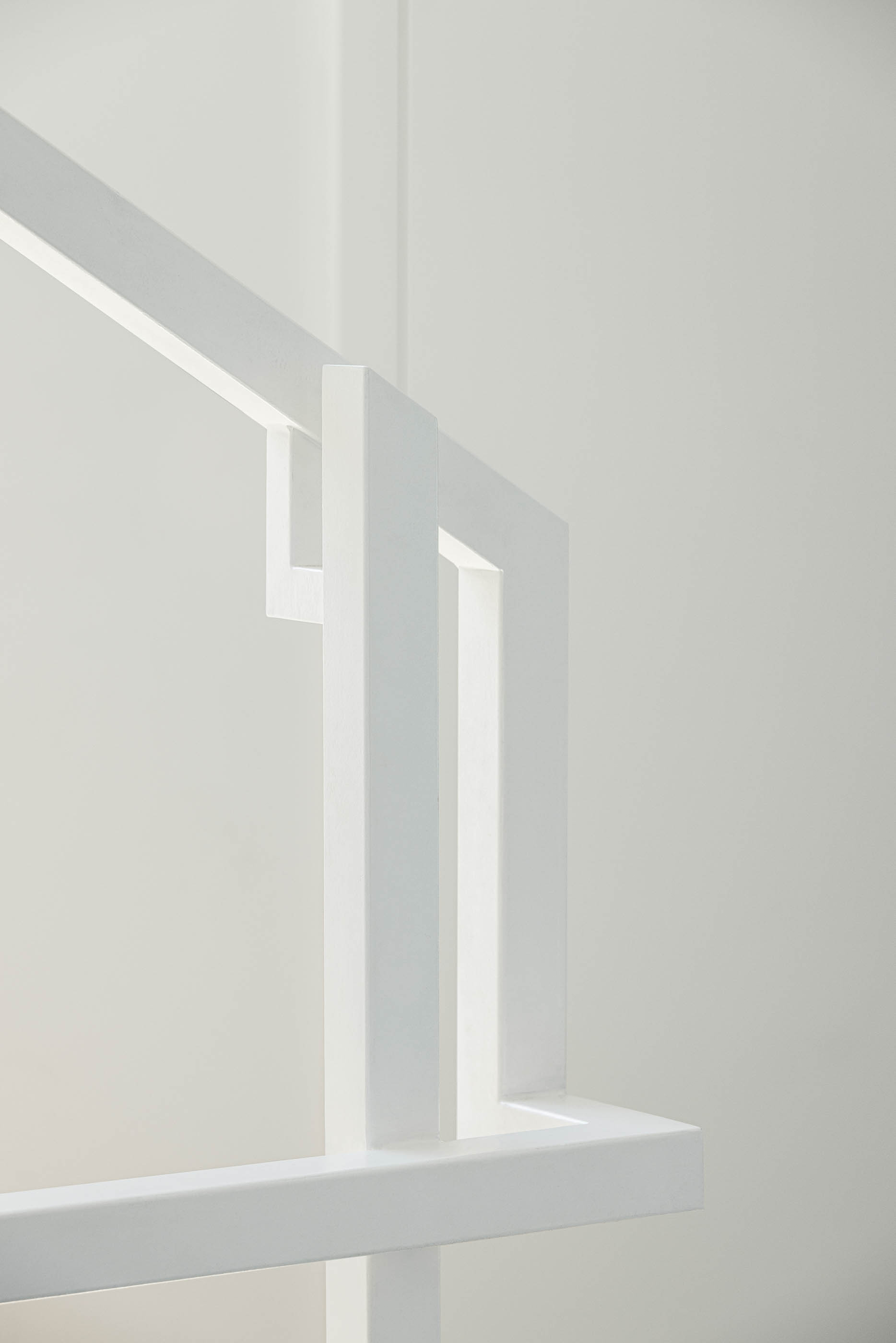 Escadaria: Detalhe da estrutura metálica branca e degraus de madeira da escadaria. — Casa Cor de Sal arquitetura Rómulo Neto Arquitectos em Ílhavo