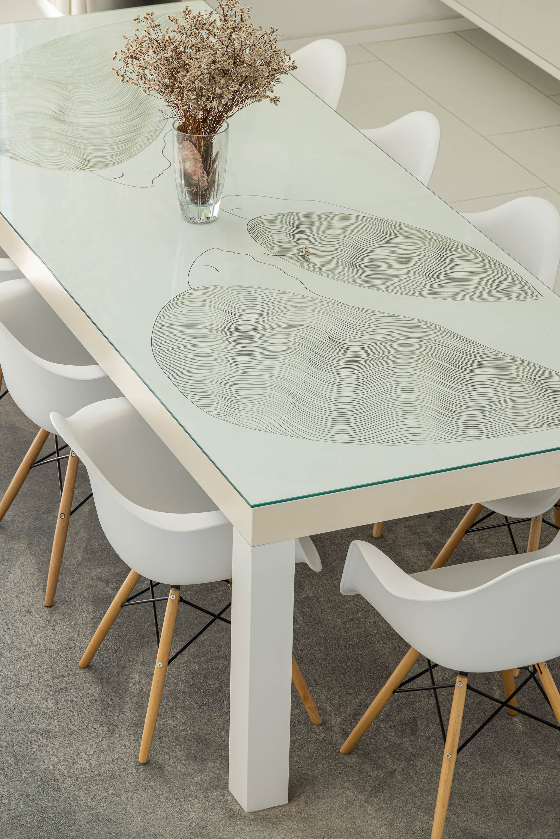 Sala de jantar: Mesa de vidro com cadeiras brancas e alcatifa cinzenta. — Casa Cor de Sal arquitetura Rómulo Neto Arquitectos em Ílhavo