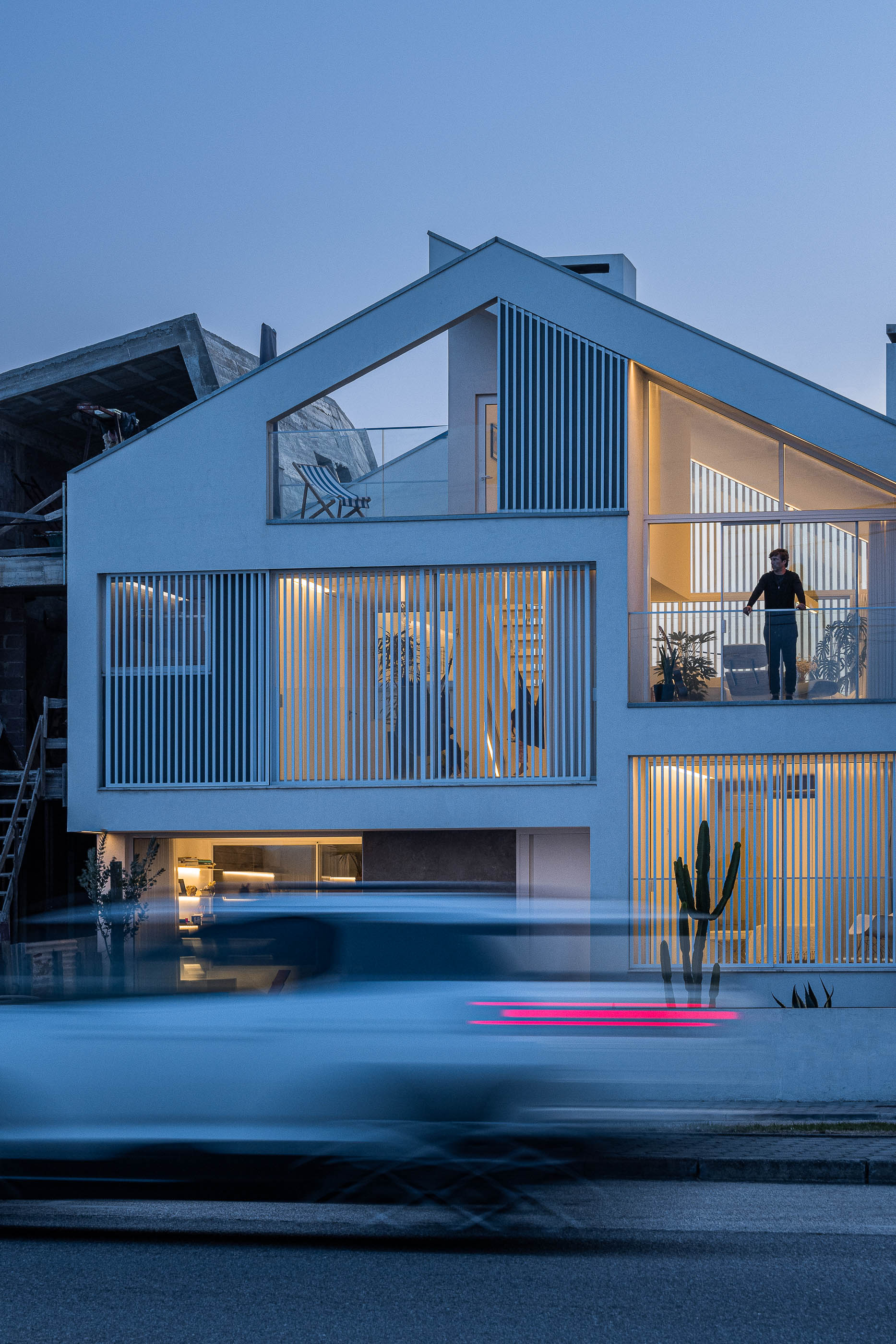 Exterior: Vista aérea noturna da casa iluminada, integrada na malha urbana. — Casa Cor de Sal arquitetura Rómulo Neto Arquitectos em Ílhavo