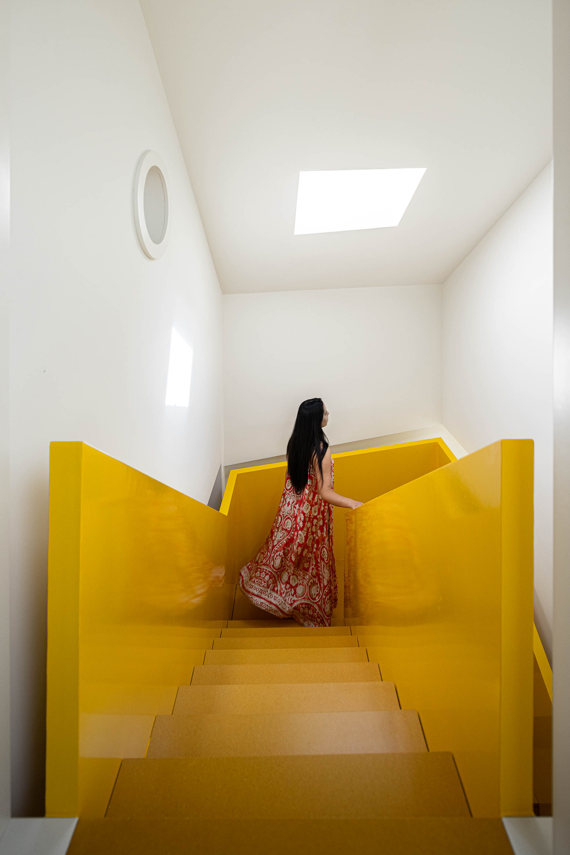 Escada: Escada amarela com luz zenital, paredes brancas e pavimento em madeira clara. — A'mar arquitetura REM'A Arquitectos em Póvoa de Varzim