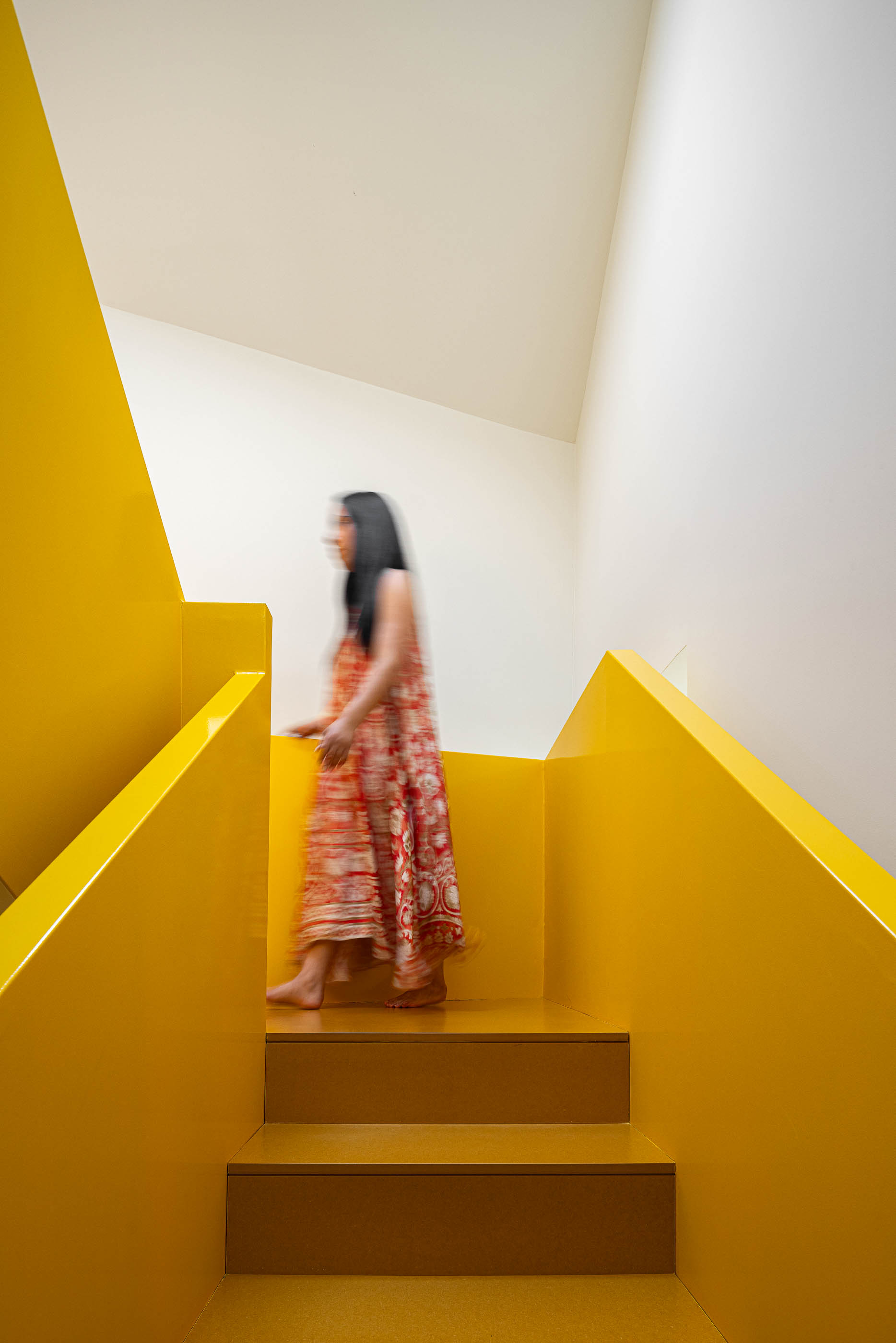 Escada: Escada amarela com paredes brancas e pavimento em madeira clara. — A'mar arquitetura REM'A Arquitectos em Póvoa de Varzim