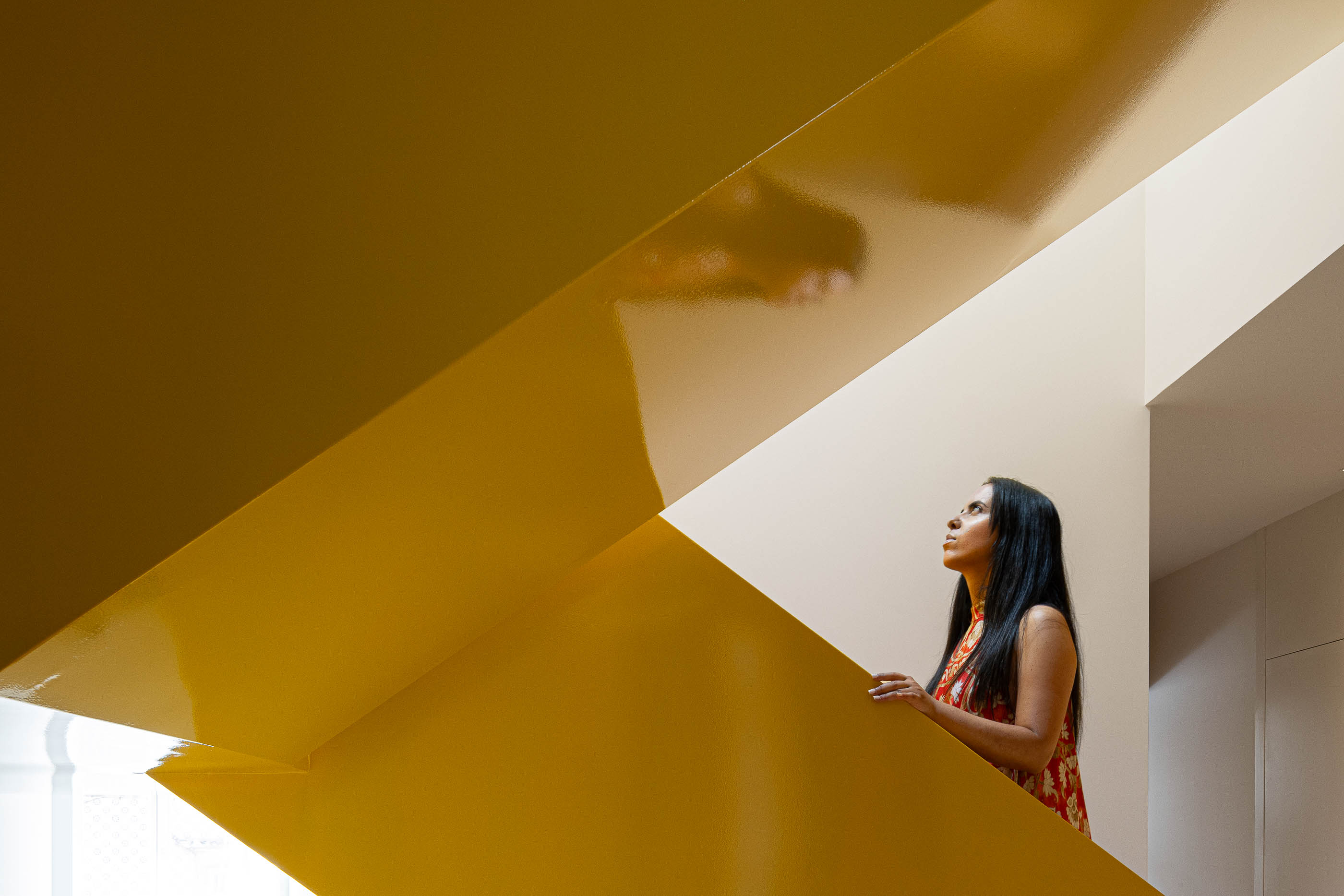 Escada: Escada amarela com paredes brancas e luz natural. — A'mar arquitetura REM'A Arquitectos em Póvoa de Varzim