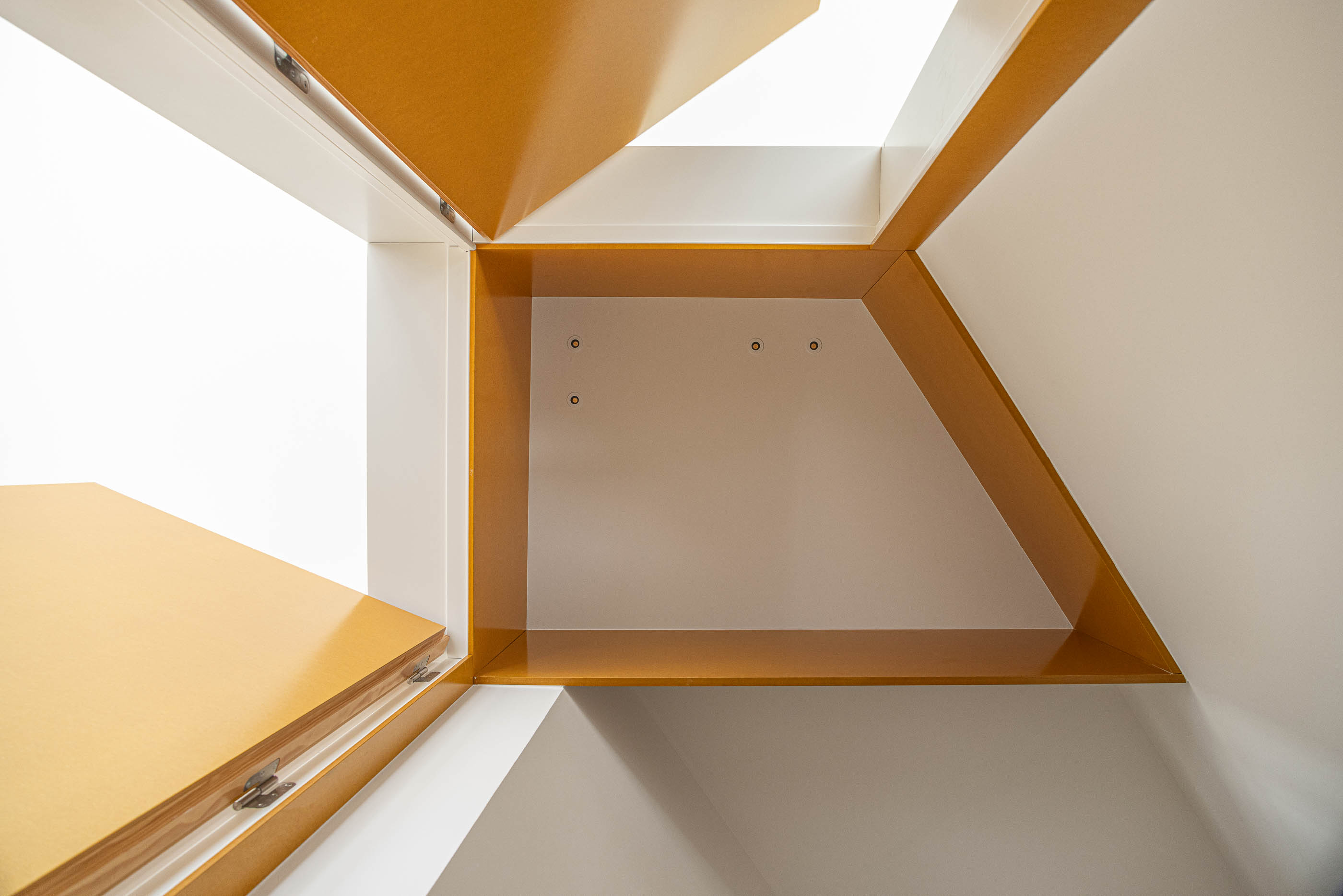 Arrumação: Detalhe de um armário de arrumação com prateleiras e portas em amarelo. — A'mar arquitetura REM'A Arquitectos em Póvoa de Varzim