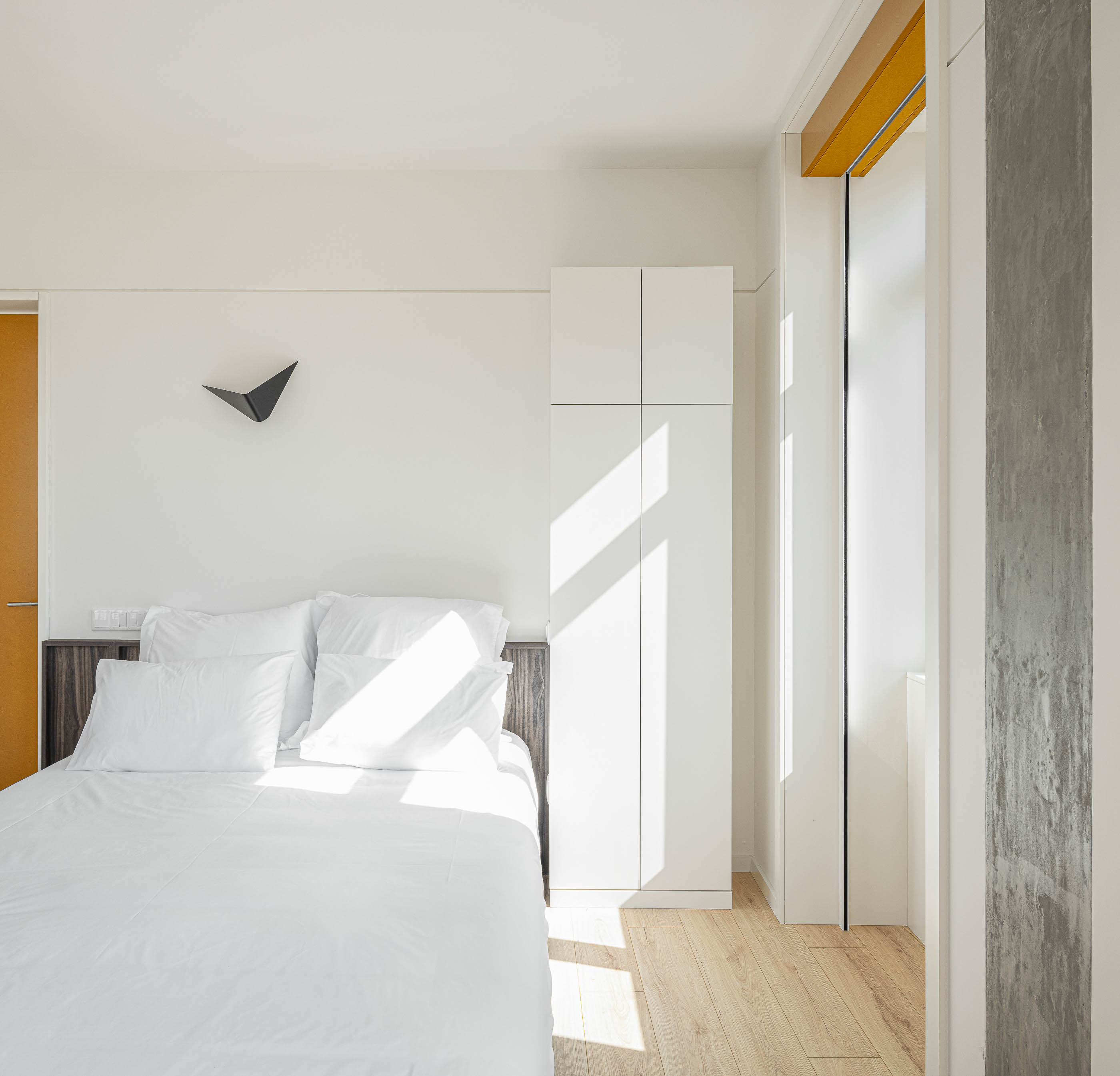 Quarto: Quarto com cama de casal, armários brancos e pavimento em madeira clara. — A'mar arquitetura REM'A Arquitectos em Póvoa de Varzim