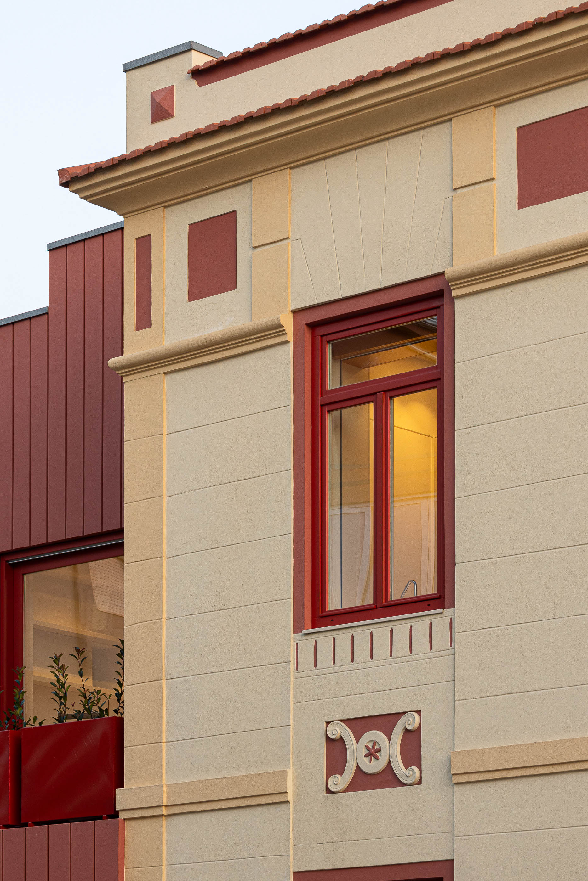 Fachada: Detalhe da fachada clássica com anexo moderno em madeira vermelha. — A'mar arquitetura REM'A Arquitectos em Póvoa de Varzim