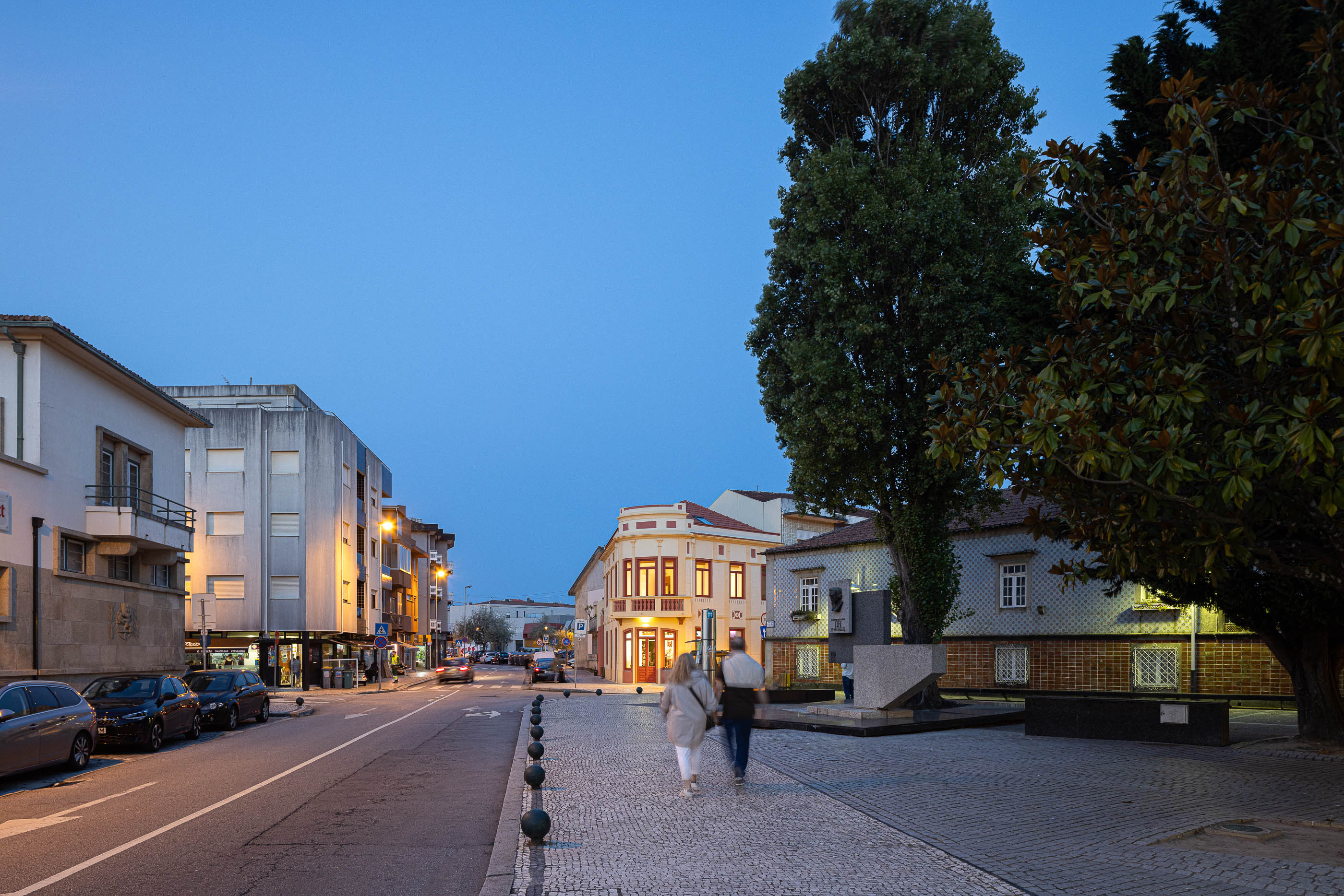 Exterior: Vista noturna do edifício numa rua da Póvoa de Varzim. — A'mar arquitetura REM'A Arquitectos em Póvoa de Varzim