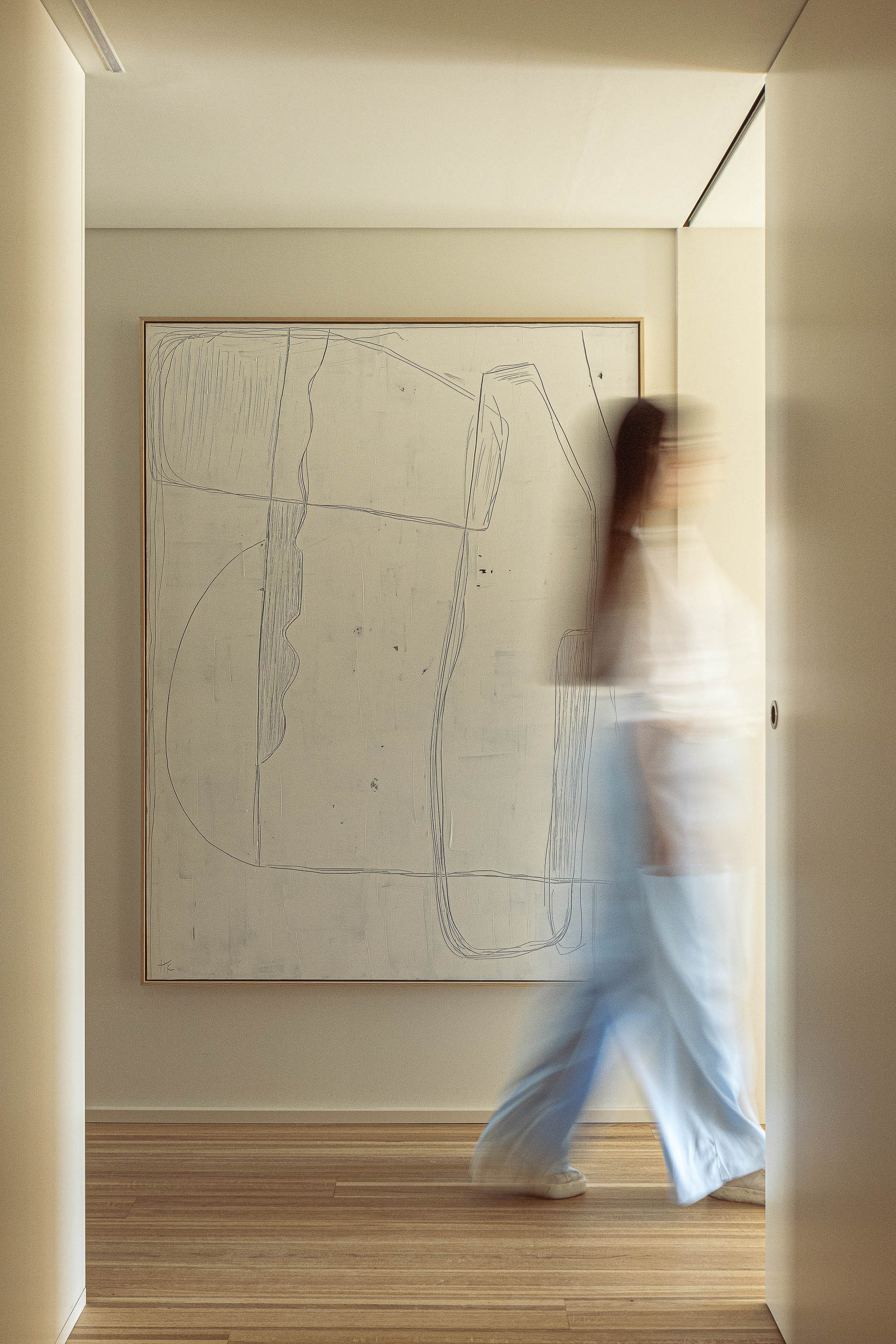 Hall: Quadro abstrato na parede, pavimento em madeira e porta. — Varandas de Salgueiros arquitetura Floret Arquitectura em Porto