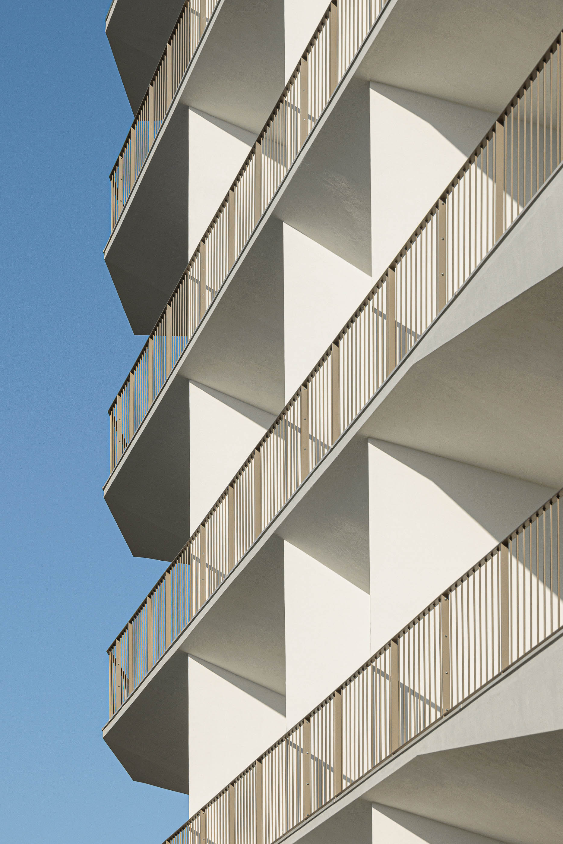 Fachada: Detalhe das varandas triangulares com guardas metálicas. — Varandas de Salgueiros arquitetura Floret Arquitectura em Porto