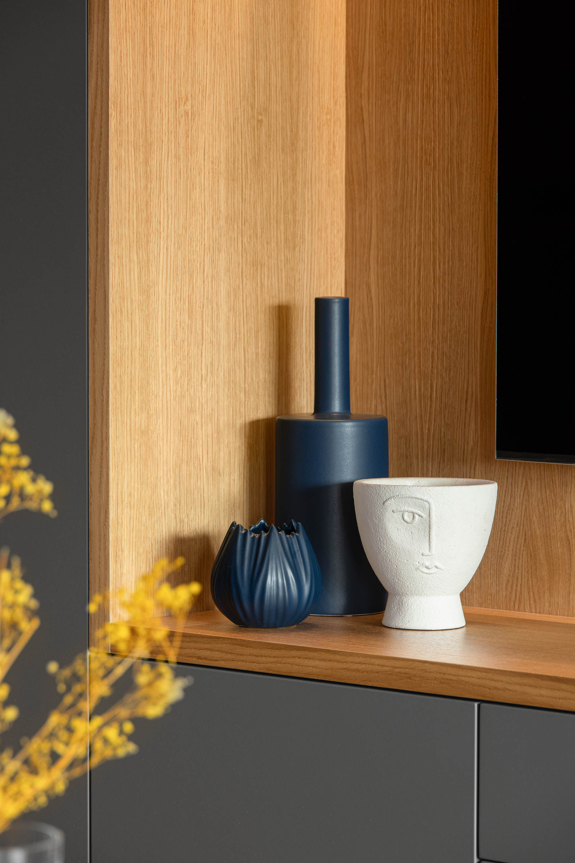 Sala de estar, detalhe de objetos decorativos em nicho de madeira clara, embutido em móvel cinzento. — Reforma apartamento CP em Avilés arquitetura David Olmos Arquitectos em Avilés