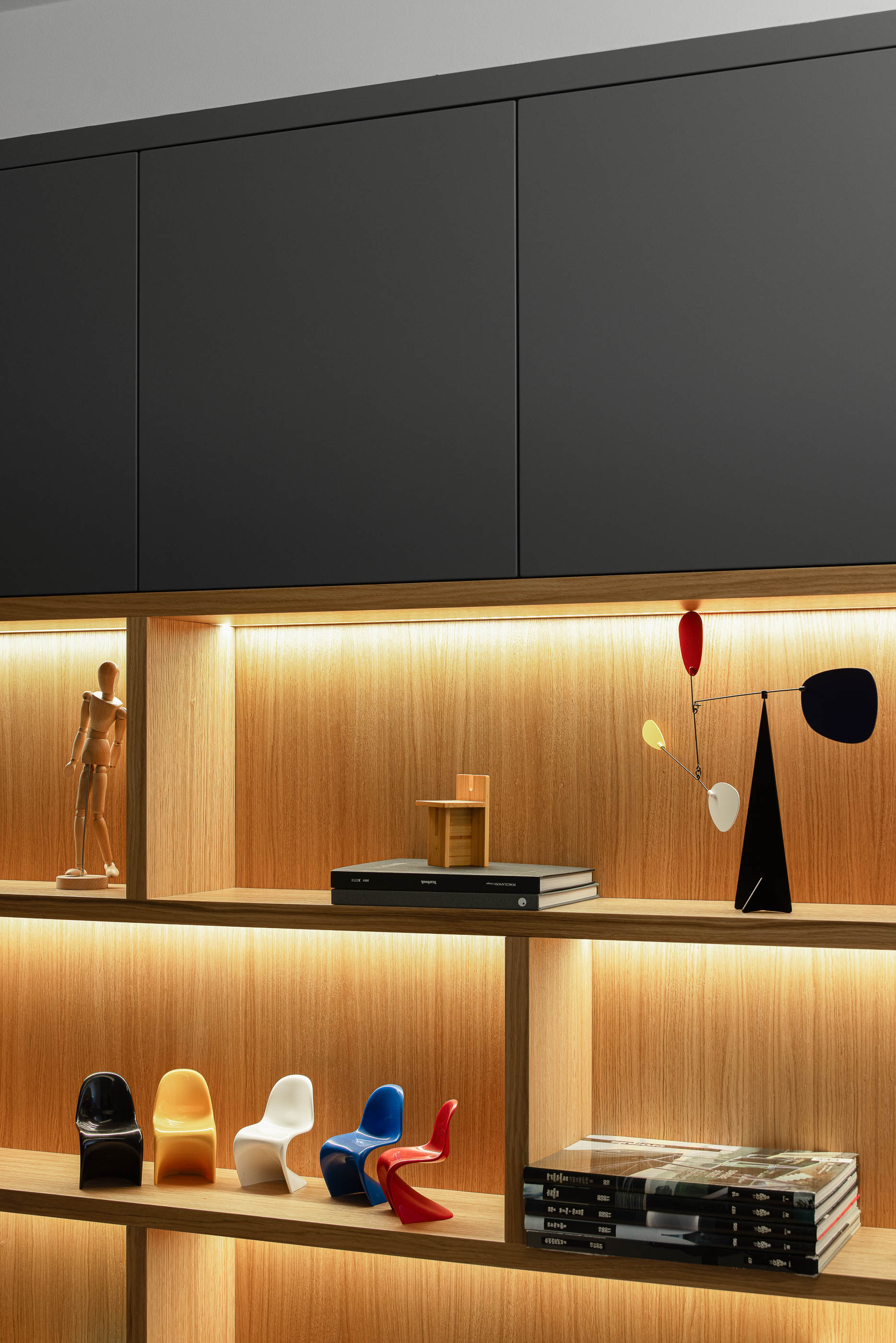 Corredor, detalhe de estantes iluminadas com objetos decorativos. — Reforma apartamento CP em Avilés arquitetura David Olmos Arquitectos em Avilés