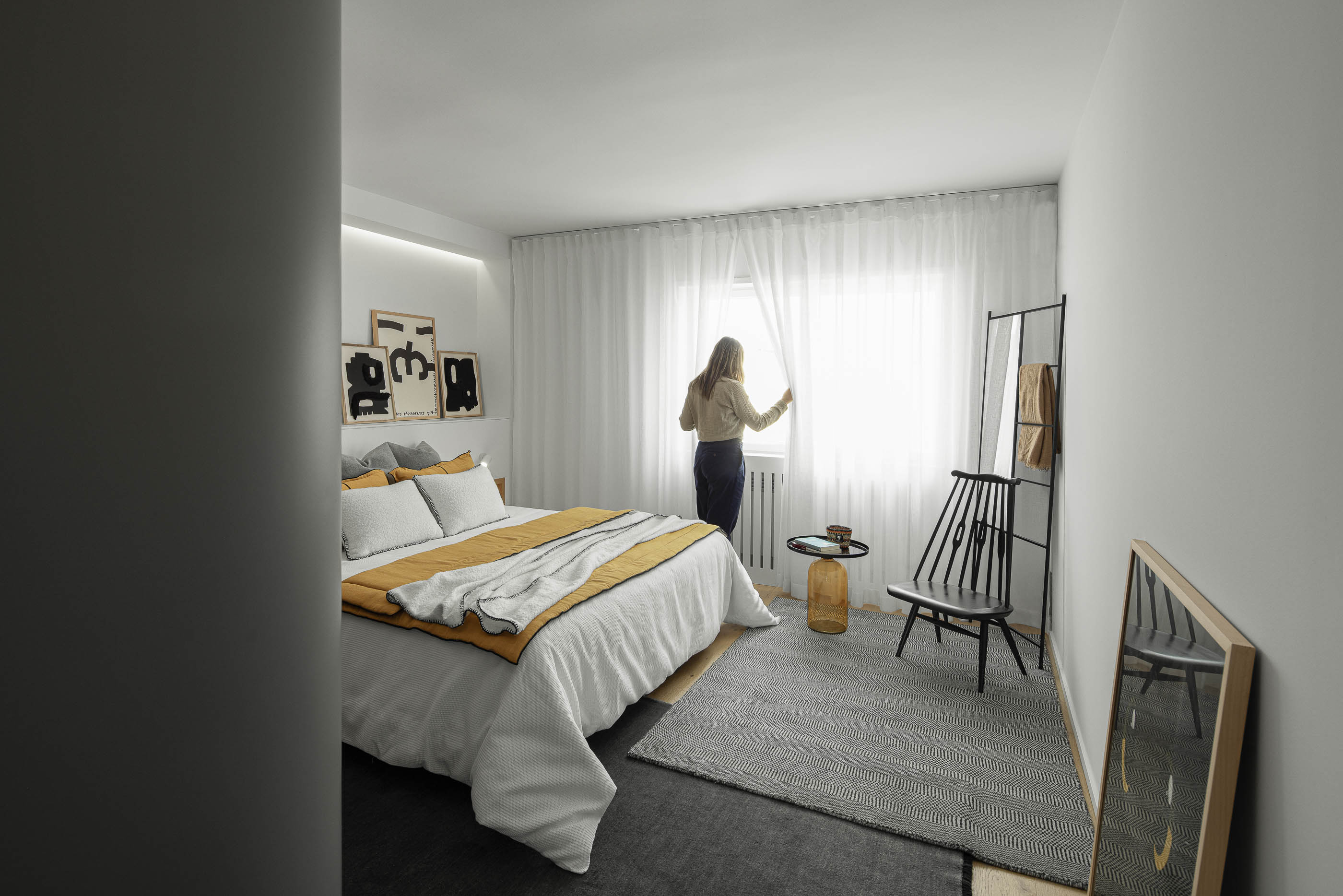Quarto com cama, cortinas brancas e alcatifa cinzenta. Decoração minimalista. — Reforma apartamento CP em Avilés arquitetura David Olmos Arquitectos em Avilés