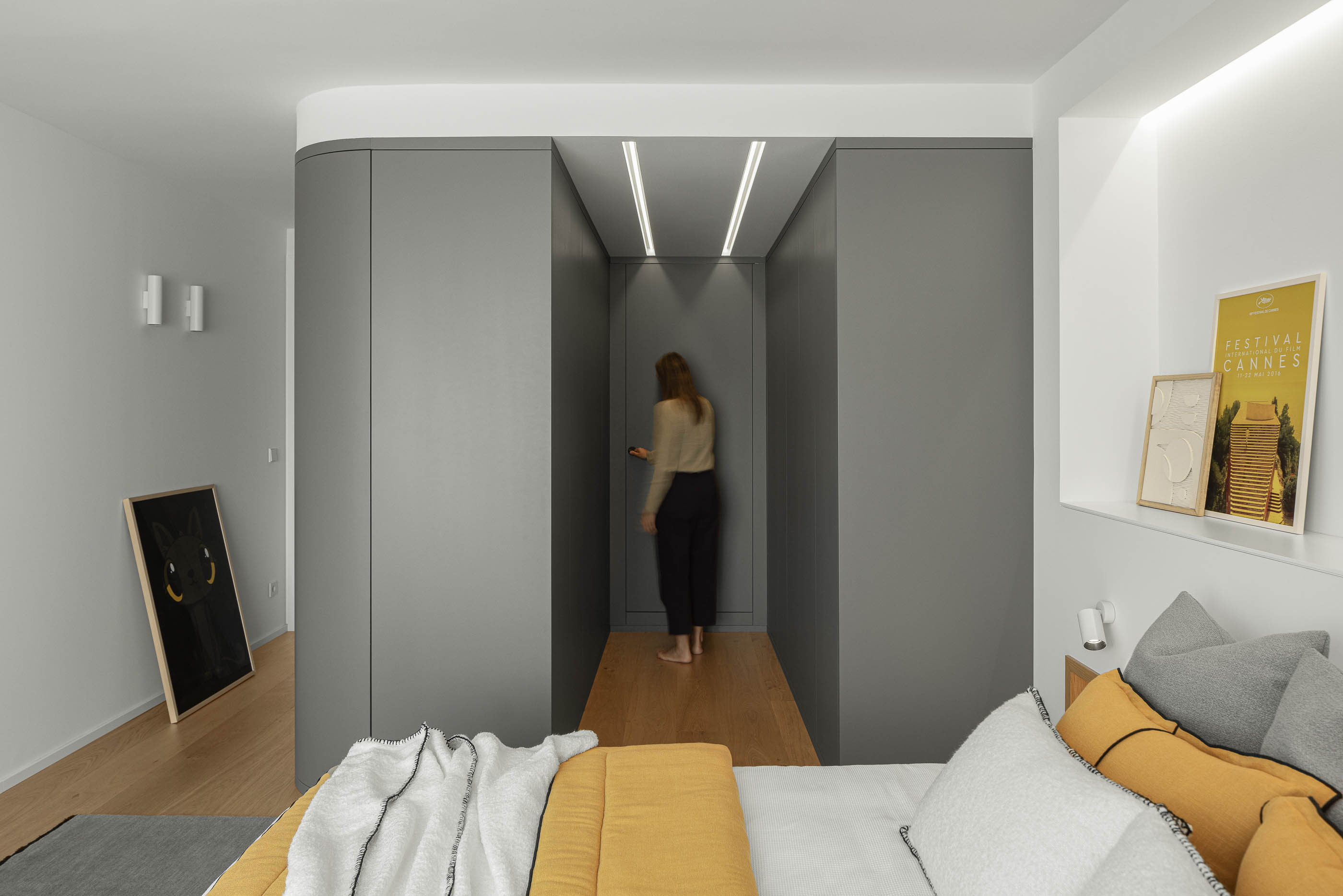 Quarto com roupeiro cinzento embutido e vista para a cama. Decoração minimalista. — Reforma apartamento CP em Avilés arquitetura David Olmos Arquitectos em Avilés
