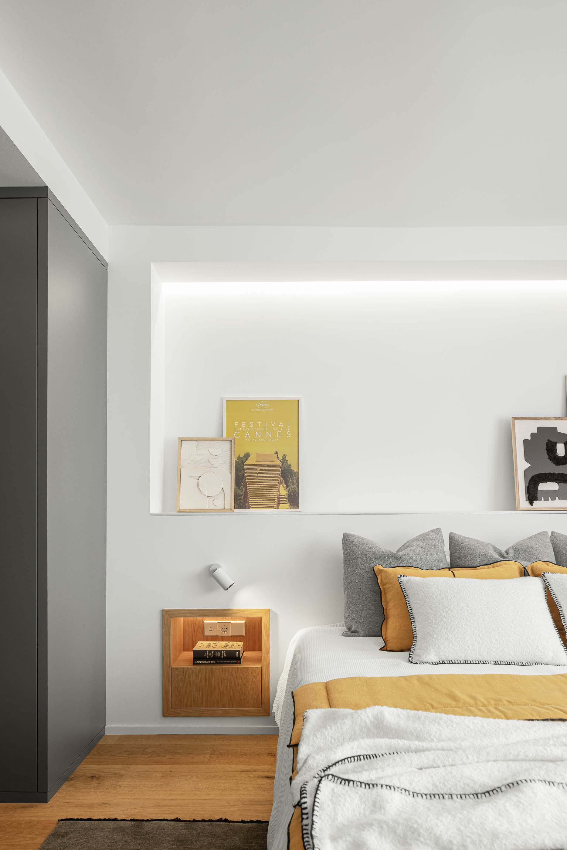Quarto, detalhe de mesa de cabeceira em madeira clara e decoração minimalista. — Reforma apartamento CP em Avilés arquitetura David Olmos Arquitectos em Avilés