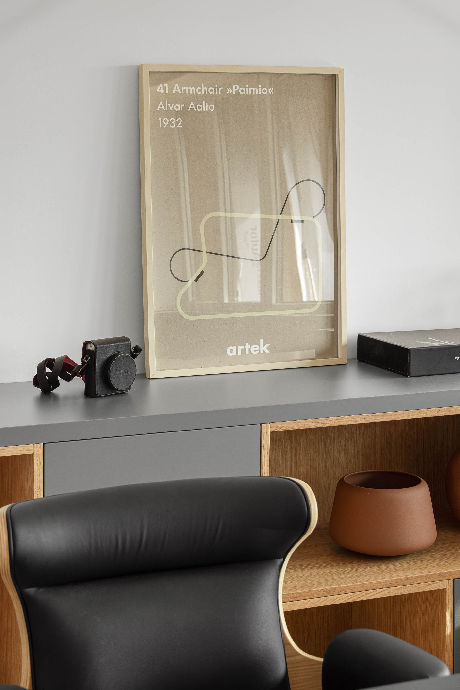 Escritório, detalhe de estante com objetos decorativos e cadeira preta. — Reforma apartamento CP em Avilés arquitetura David Olmos Arquitectos em Avilés
