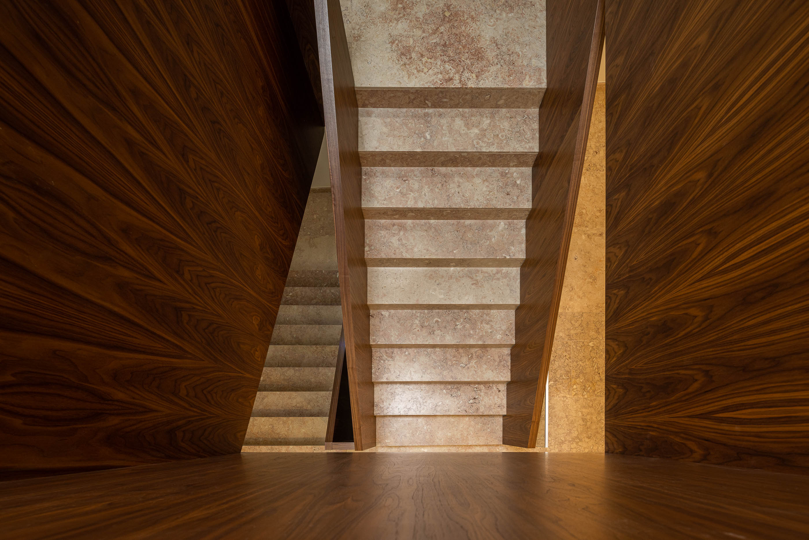 Escadas: Vista superior dos degraus em mármore ladeados por madeira escura. — Condomínio das Artes arquitetura MiMool Arquitectura & Interiores em Porto