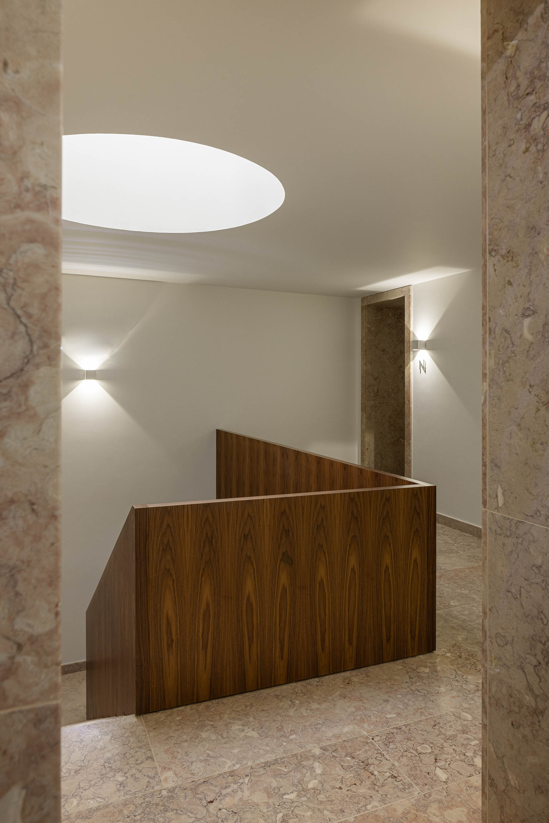 Escadas: Corrimão em madeira escura, paredes brancas e pavimento em mármore. — Condomínio das Artes arquitetura MiMool Arquitectura & Interiores em Porto