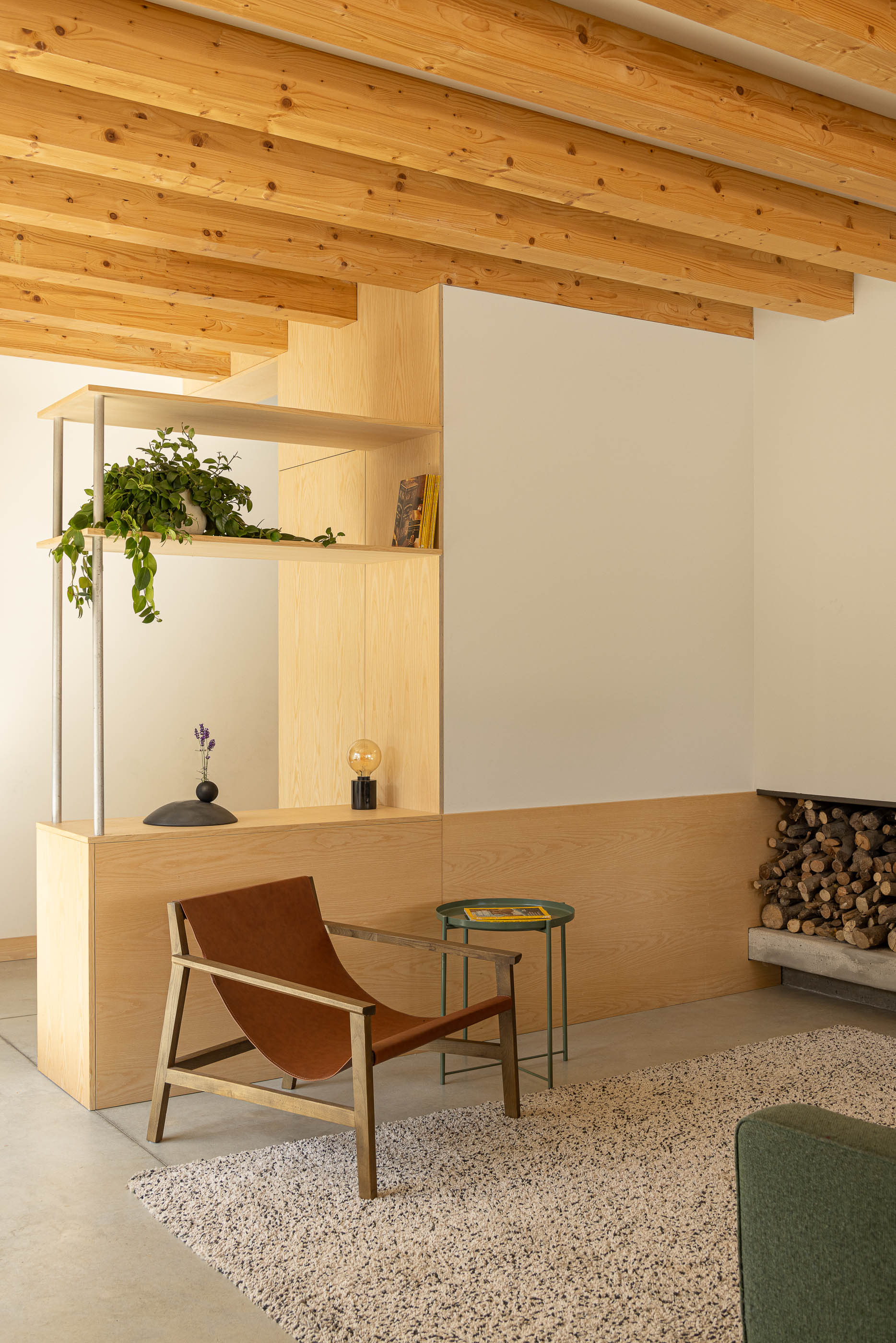 Sala de estar/Cozinha: Espaço amplo com sala de estar, cozinha e lareira. — Casa Fonte Velha arquitetura Martins Pimenta – Arquitetura e Construção em Matosinhos