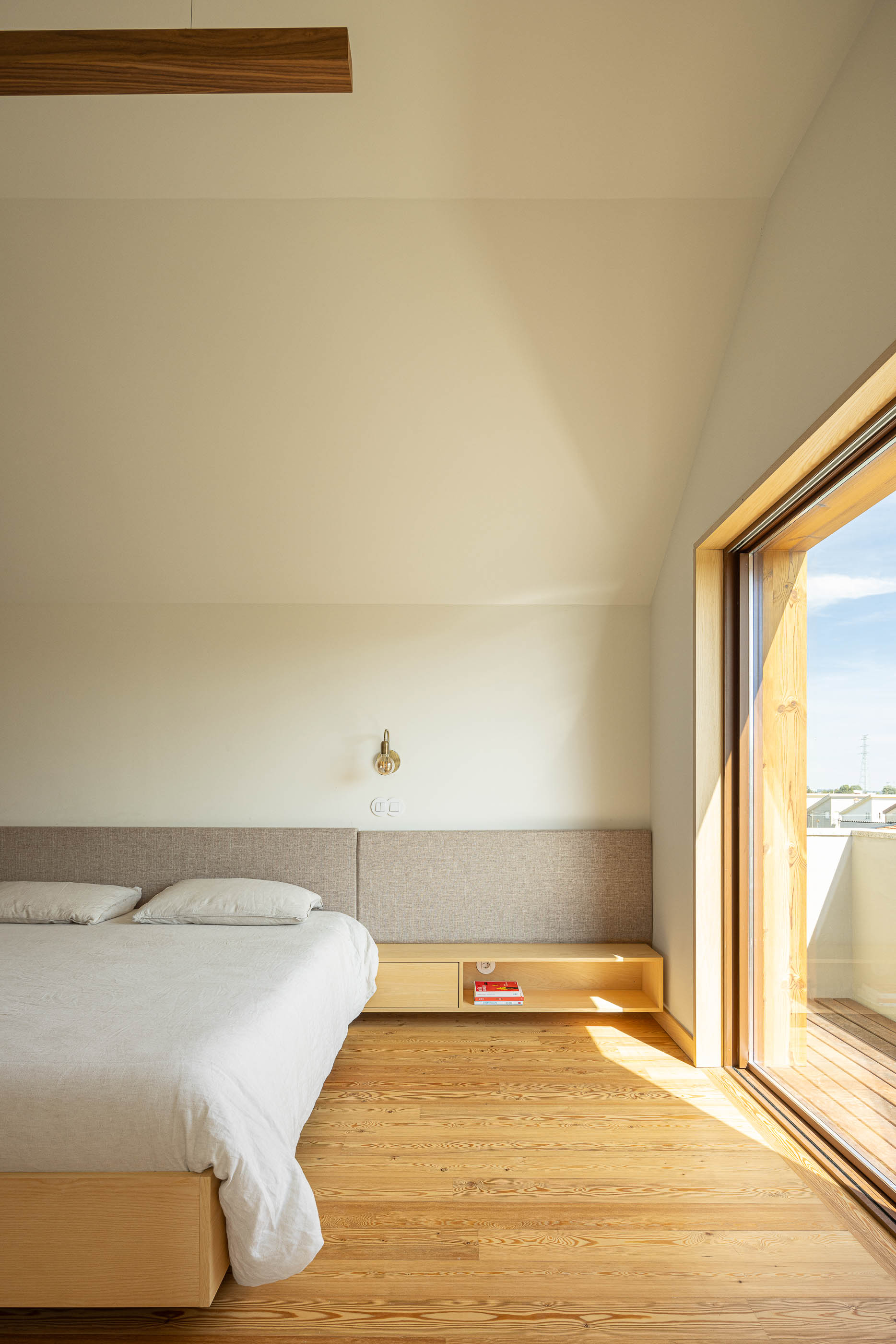 Casa de banho: Casa de banho com dois lavatórios redondos, espelho e revestimento em azulejo branco. — Casa Fonte Velha arquitetura Martins Pimenta – Arquitetura e Construção em Matosinhos