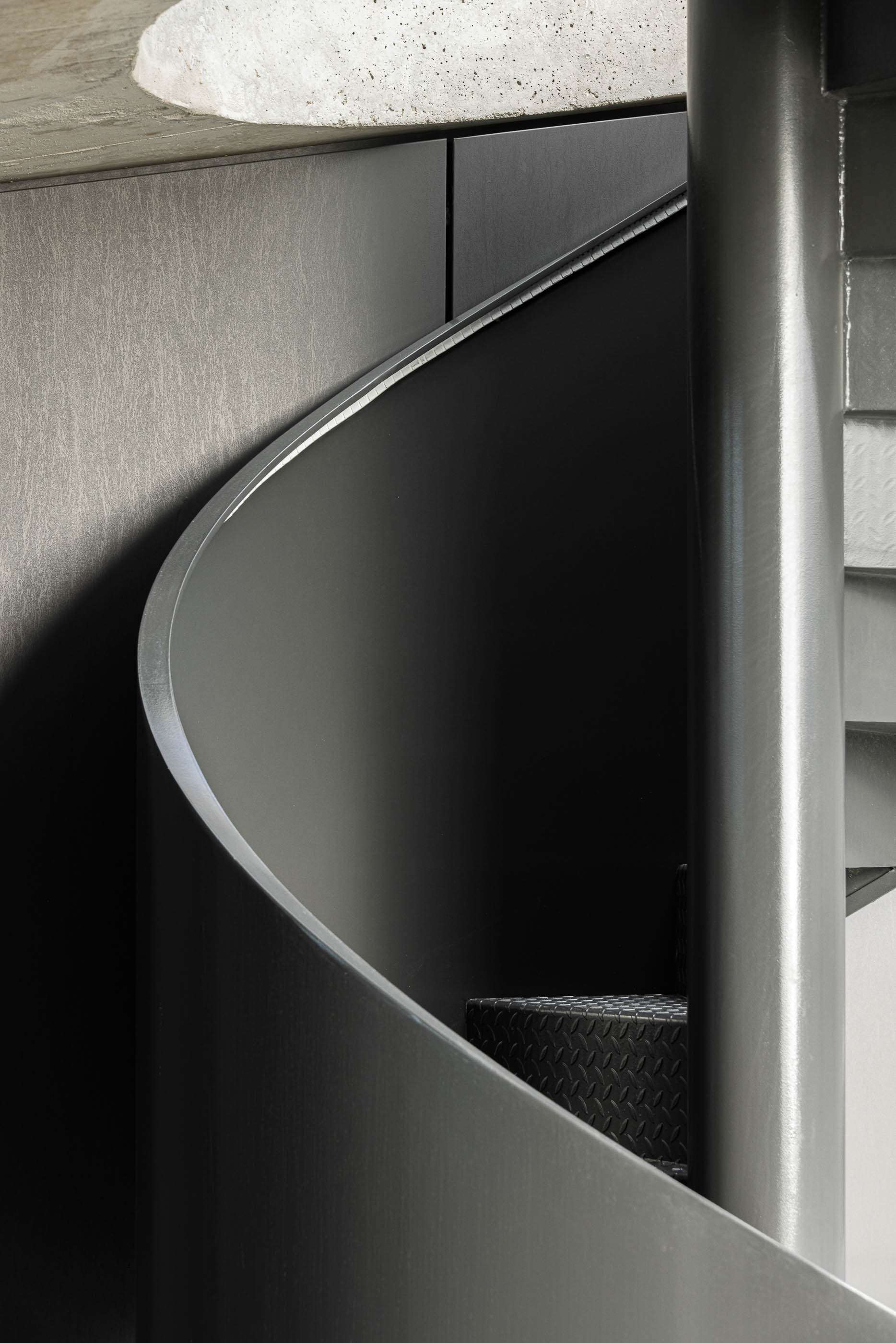 Escada: Detalhe da escada de caracol em metal cinza escuro. — Edifício Seashore arquitetura Atelier d´Arquitectura Lopes da Costa em Vila Nova de Gaia
