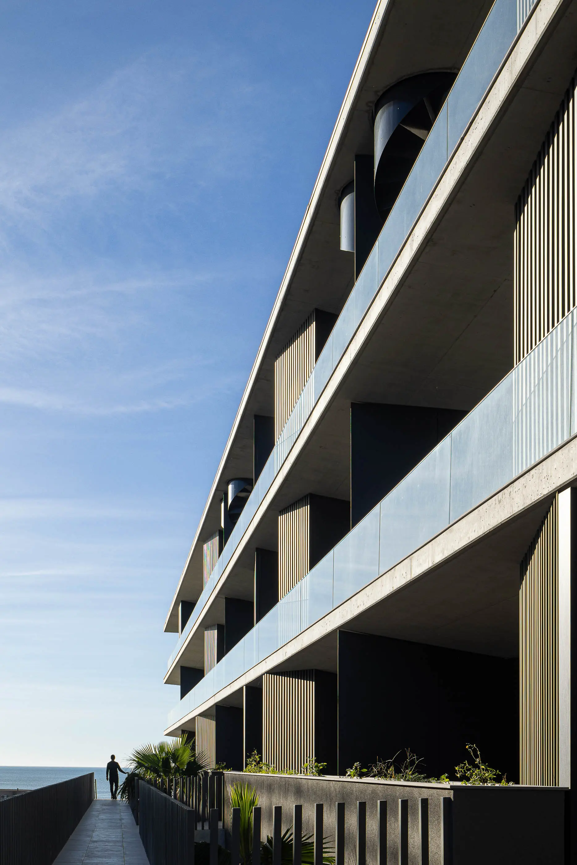 Edificio Seashore do atelier de arquitetura Lopes da Costa e fotografia Ivo Tavares Studio