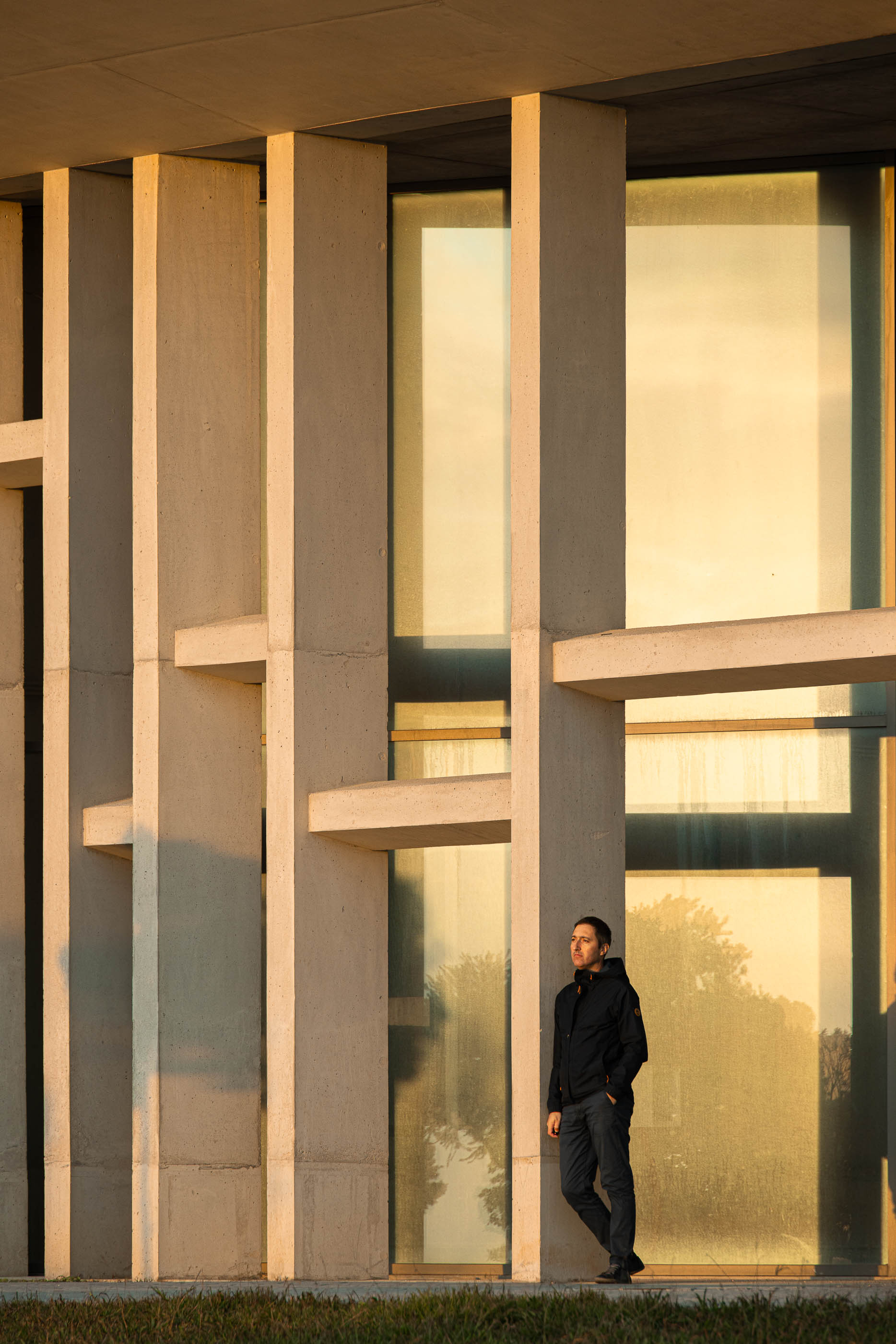 Edifício: Detalhe dos pilares em betão e janelas do rés-do-chão. — Edifício Seashore arquitetura Atelier d´Arquitectura Lopes da Costa em Vila Nova de Gaia