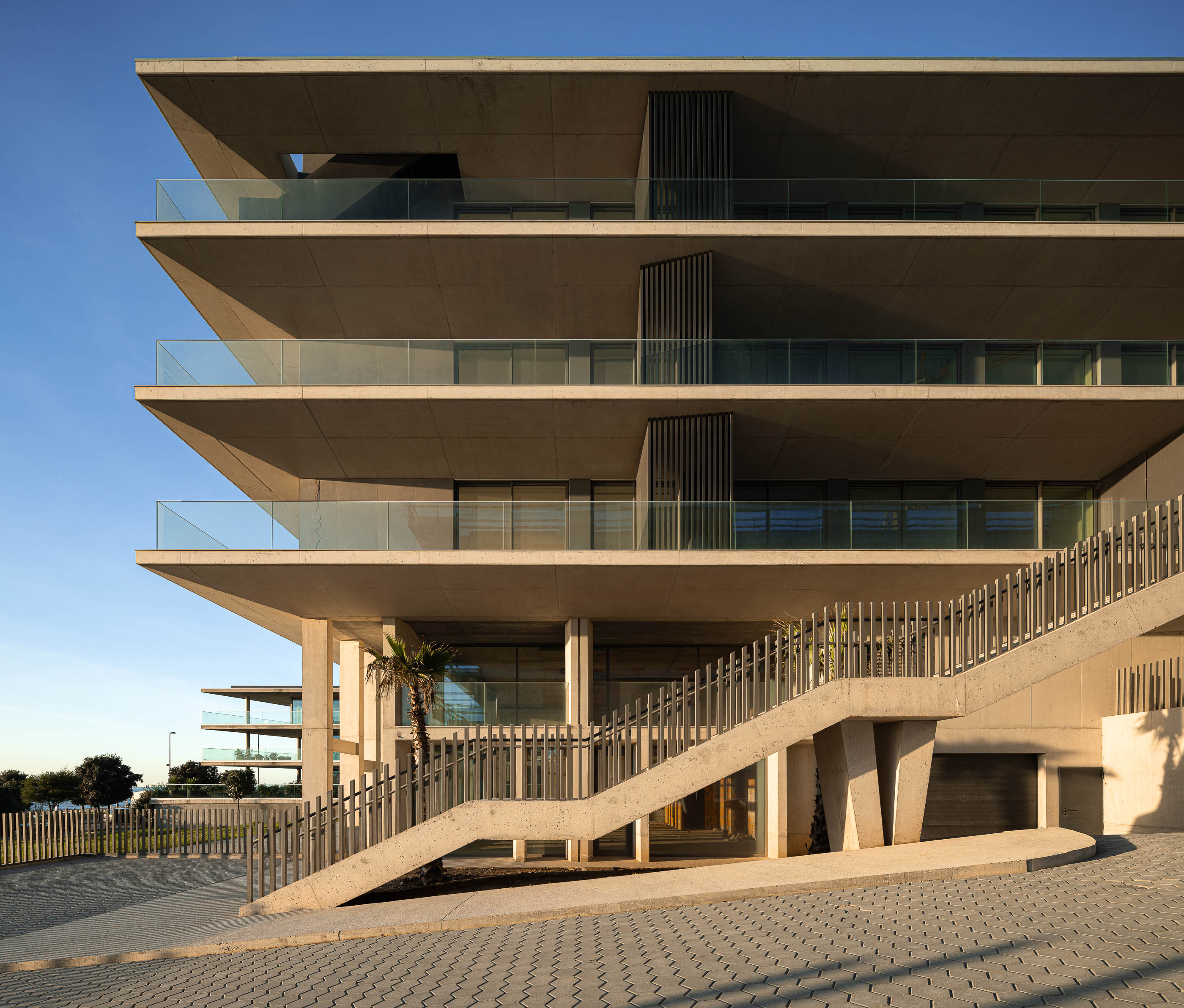 Edifício: Detalhe das varandas em betão e vidro. — Edifício Seashore arquitetura Atelier d´Arquitectura Lopes da Costa em Vila Nova de Gaia