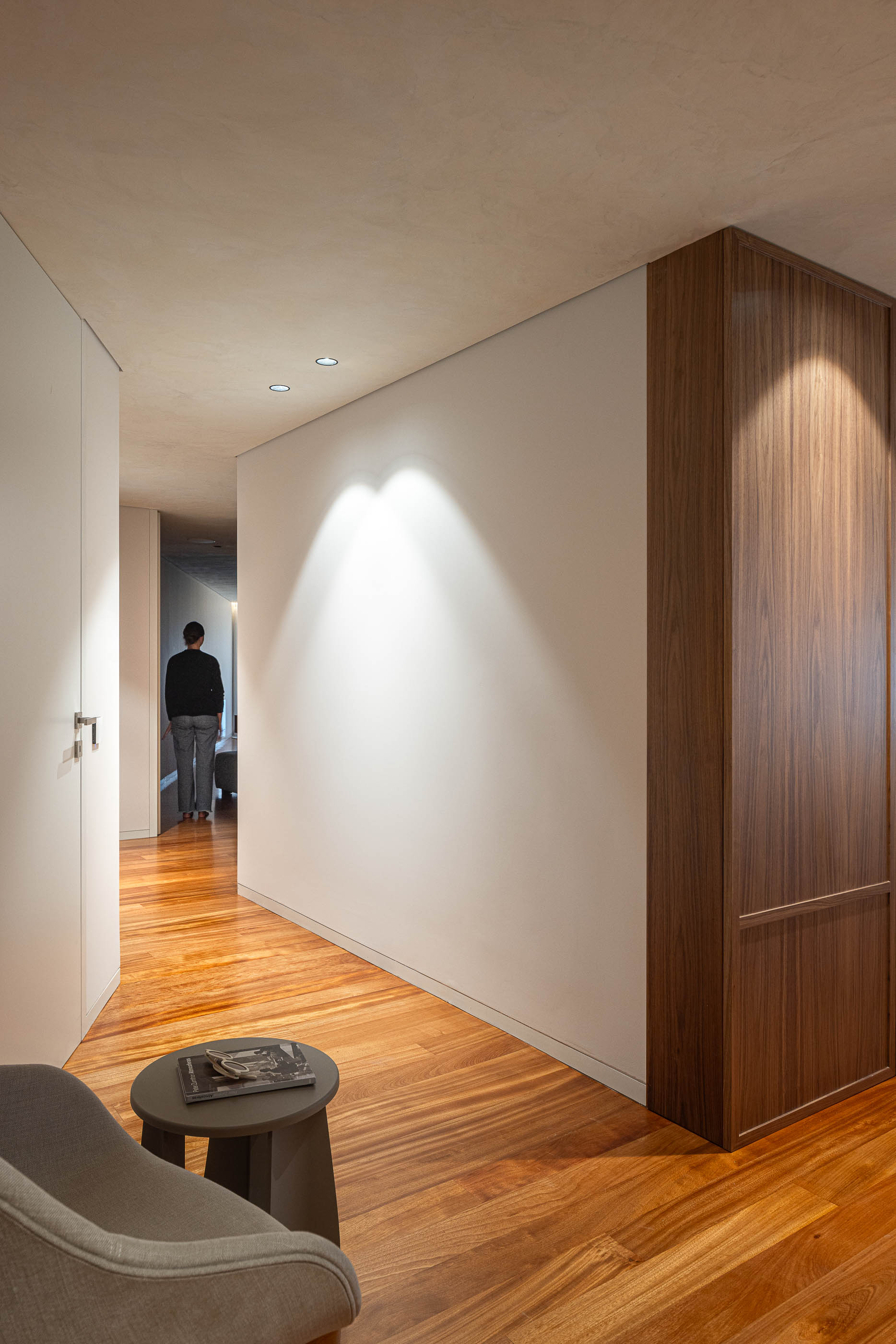 Corredor: Pavimento em madeira, paredes brancas e armários em madeira. — Lugar Comum arquitetura edmundo* architecture + planning em vila do conde