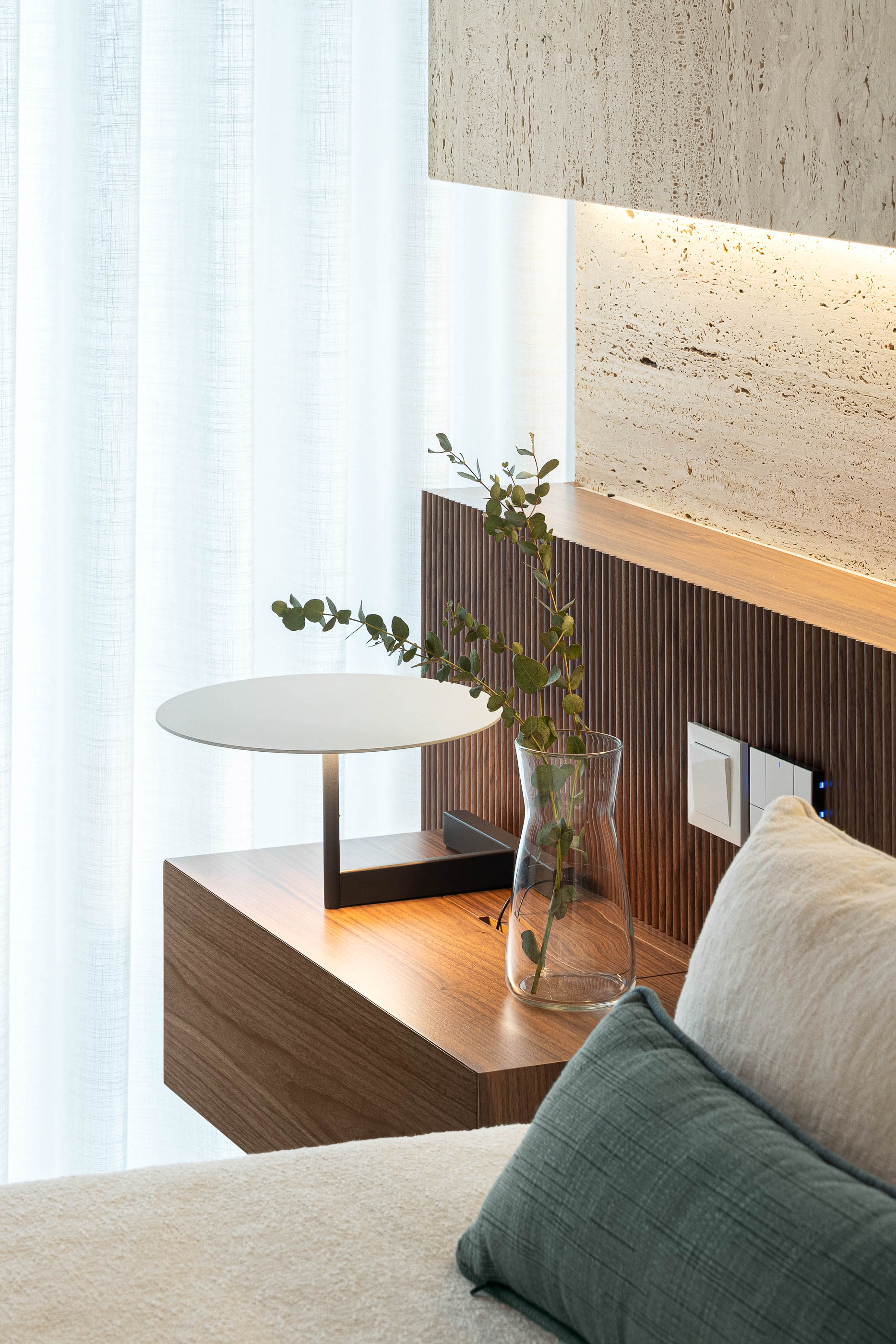 Quarto: Mesa de cabeceira em madeira com candeeiro e vaso com eucalipto. — Lugar Comum arquitetura edmundo* architecture + planning em vila do conde