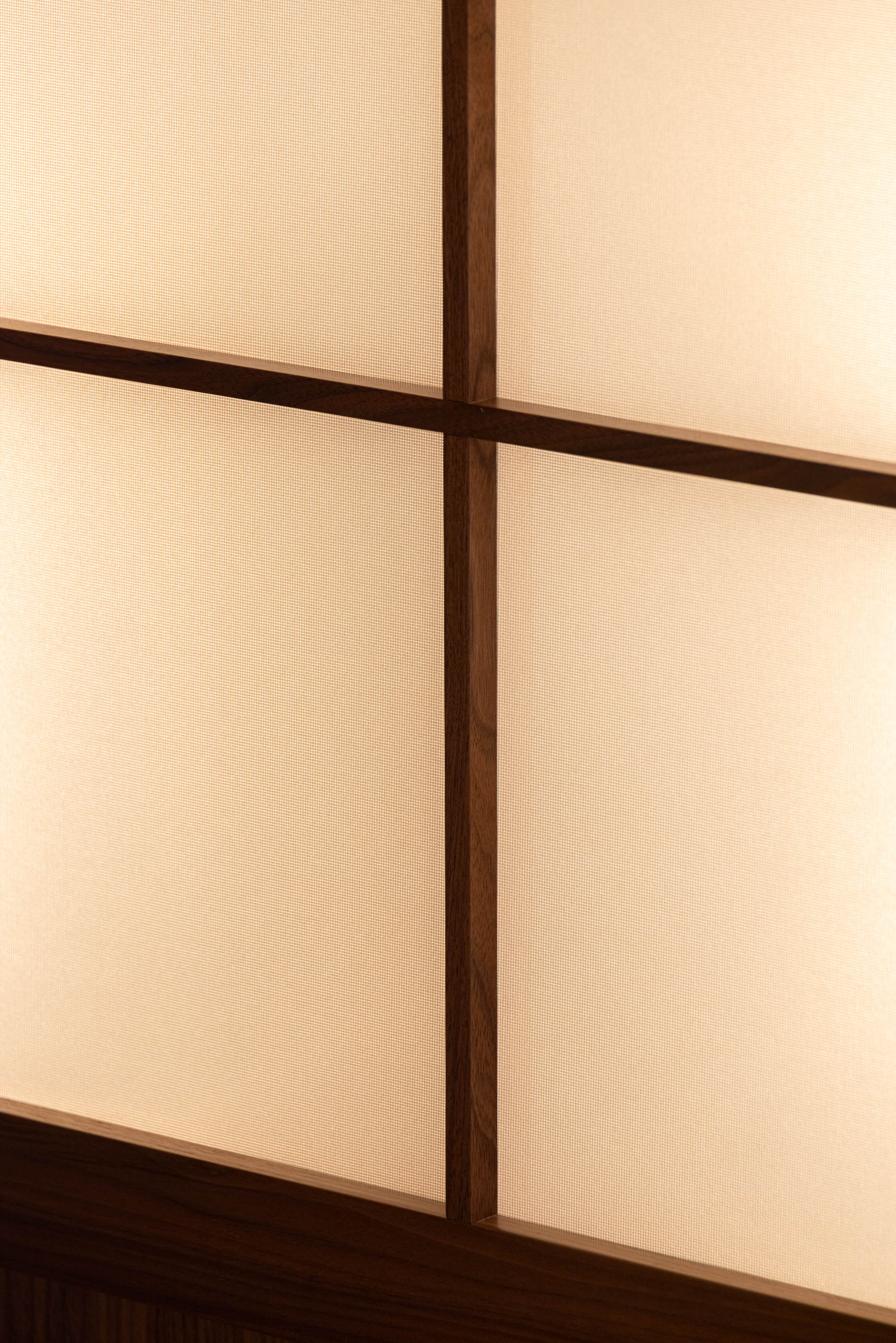 Quarto: Detalhe do painel japonês com estrutura em madeira e papel translúcido. — Lugar Comum arquitetura edmundo* architecture + planning em vila do conde