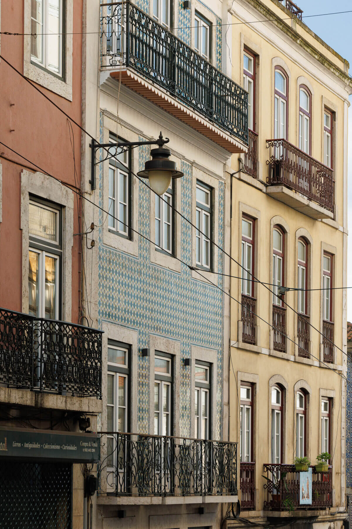 Fachada: Detalhe de edifícios históricos com azulejos decorativos, varandas em ferro e janelas emolduradas. — Villa Chiado arquitetura Pedro Carrilho Arquitectos em Lisboa