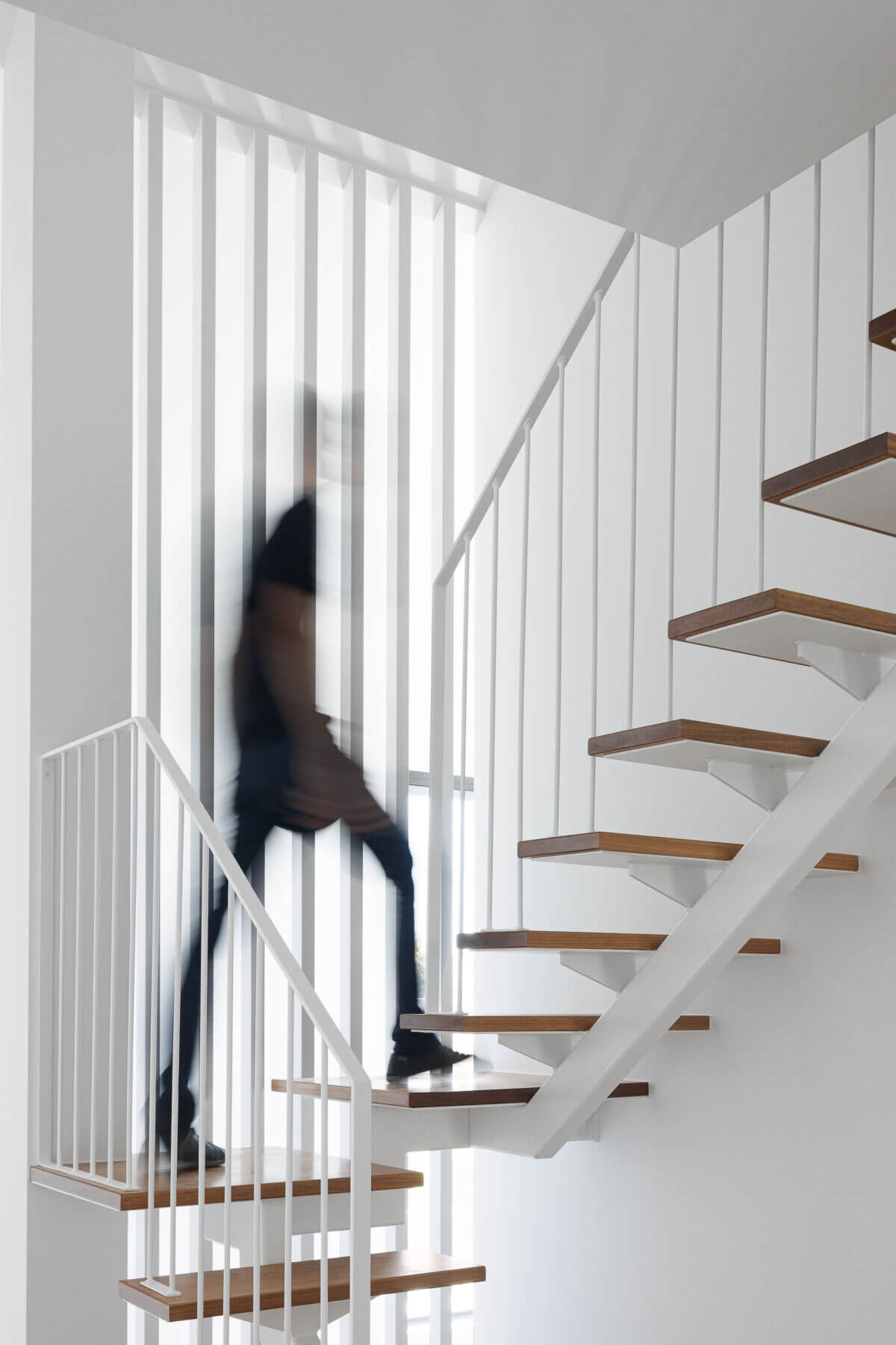 Escadas: Detalhe das escadas de madeira com estrutura e guarda-corpo brancos. — Casas BD arquitetura Esquissos Arquitectura em Sintra