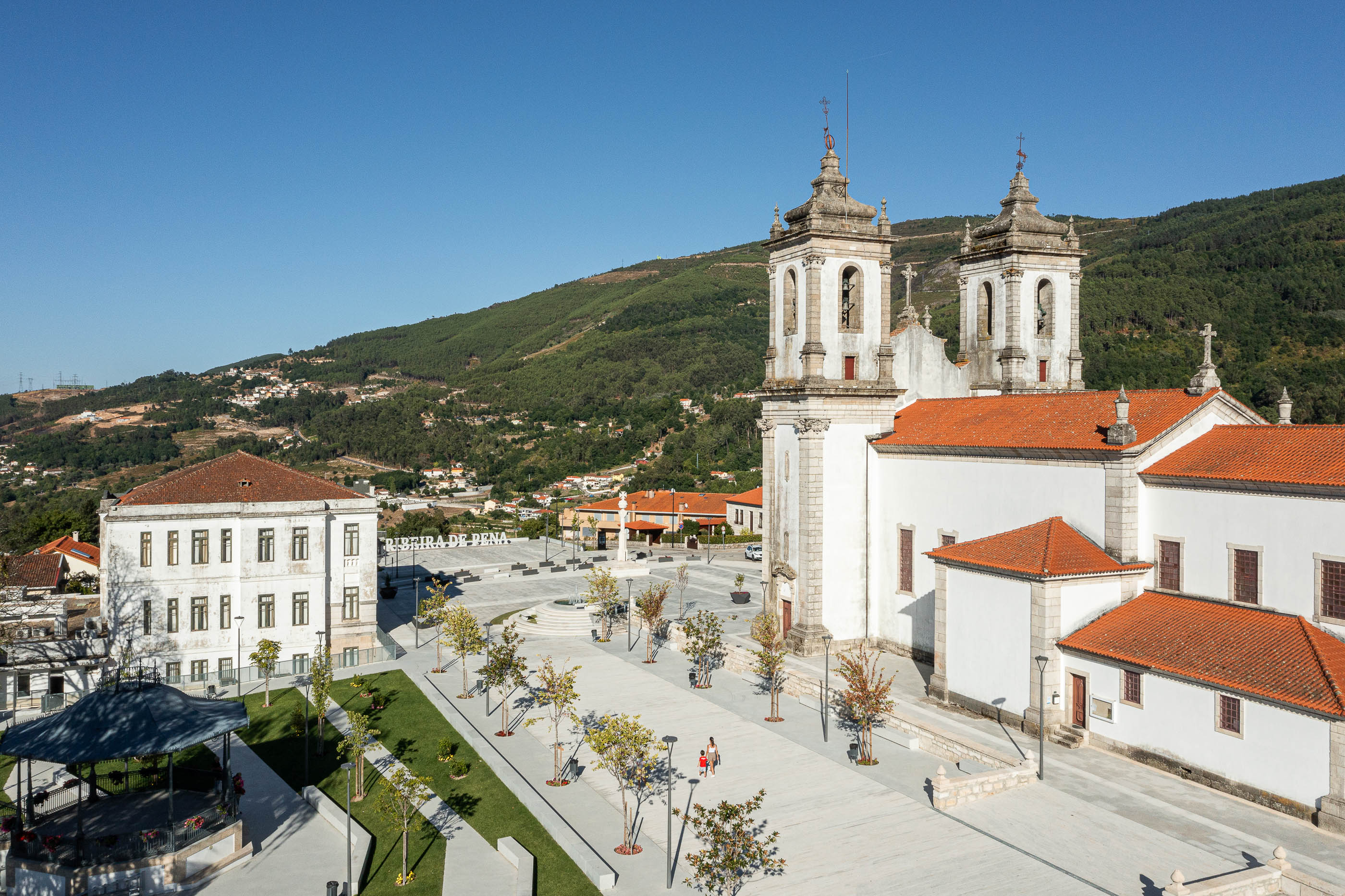 Praça Municipal de Ribeira de Pena do Atelier GFR Arquitectura