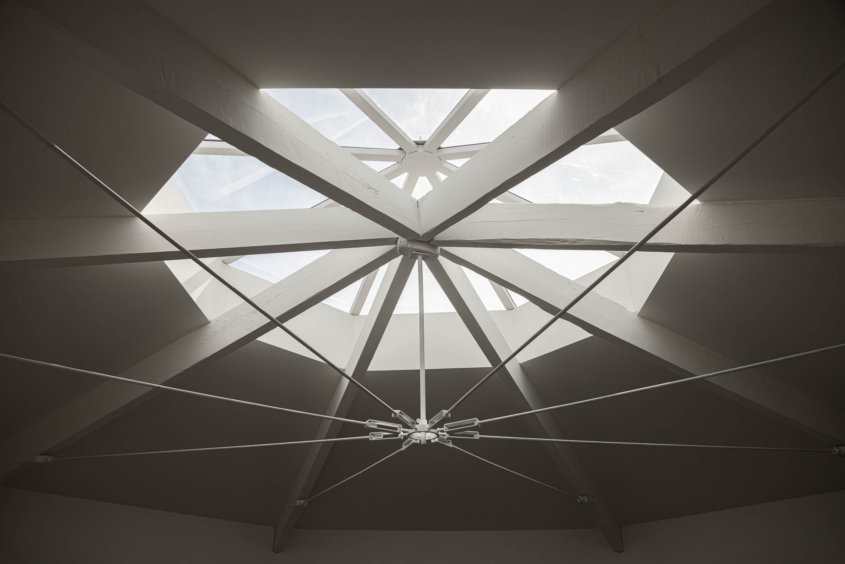 Sótão: Detalhe da claraboia octogonal com estrutura de madeira pintada de branco. — Antigo Hotel do Louvre arquitetura Diana Barros Arquitectura em Porto