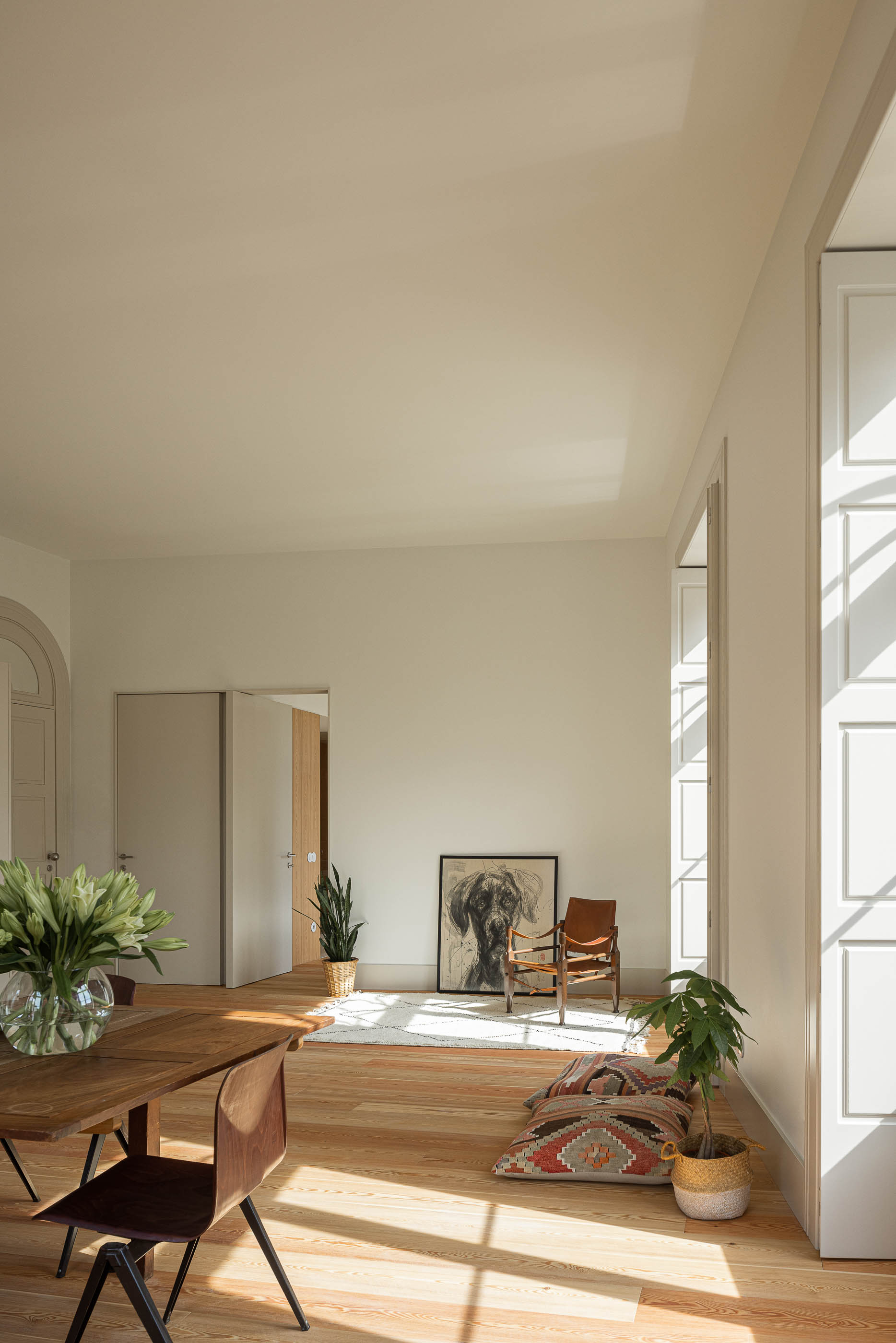 Sala de jantar: Sala de jantar com mesa de madeira rústica, cadeiras de pele e pavimento em madeira. — Antigo Hotel do Louvre arquitetura Diana Barros Arquitectura em Porto