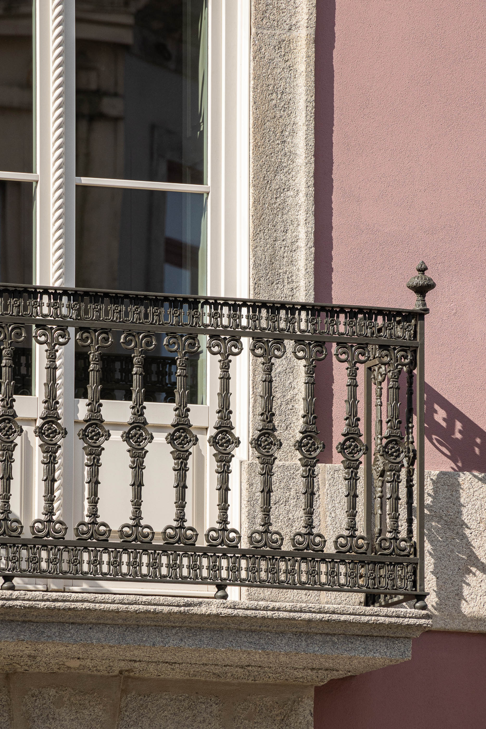 Exterior: Detalhe da varanda em ferro forjado com decoração floral. — Antigo Hotel do Louvre arquitetura Diana Barros Arquitectura em Porto