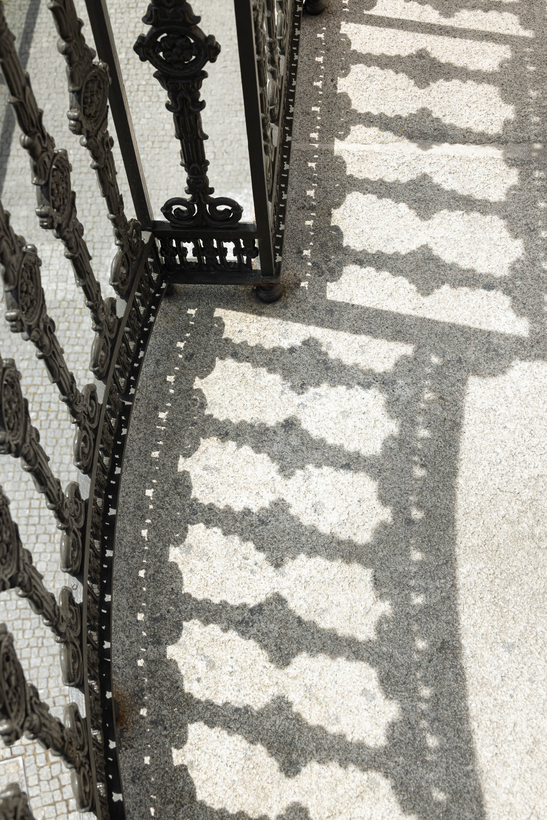 Varanda: Detalhe da varanda em ferro forjado com pavimento em mosaico. — Antigo Hotel do Louvre arquitetura Diana Barros Arquitectura em Porto