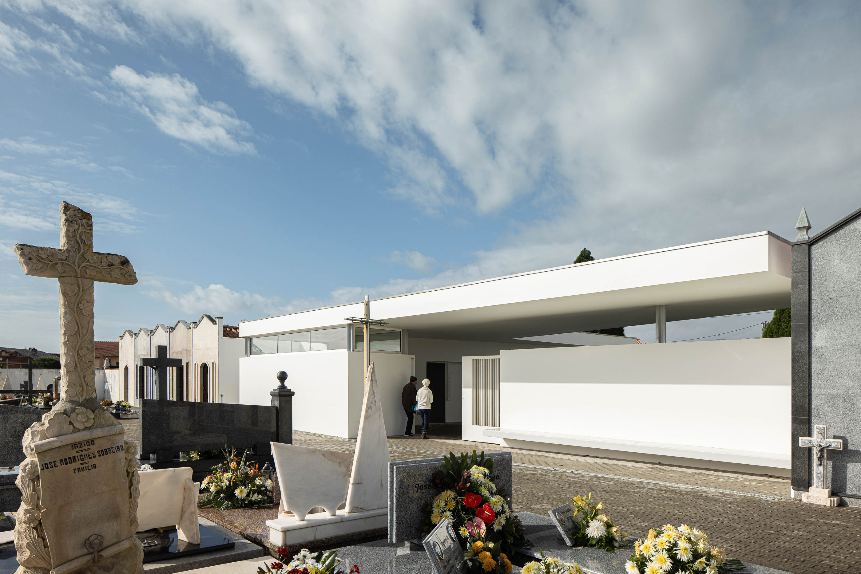 Exterior: Casa mortuária branca com alpendre, vista do cemitério. — Casa Mortuária de Oliveirinha arquitetura Sónia Cruz Arquitectura em Aveiro