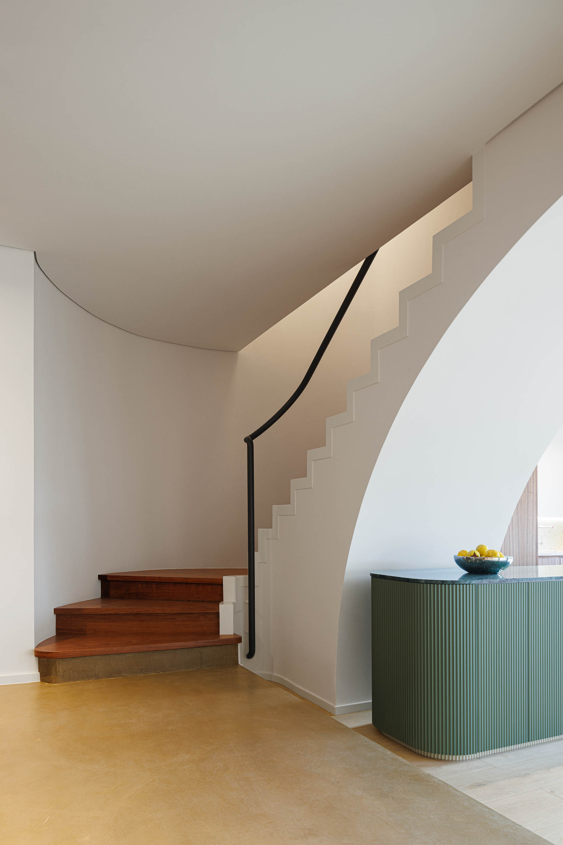 Escada: Escada com degraus em madeira escura, corrimão preto, arco branco e móvel verde canelado. — Corujeira 113 arquitetura Impare Arquitectura em Porto