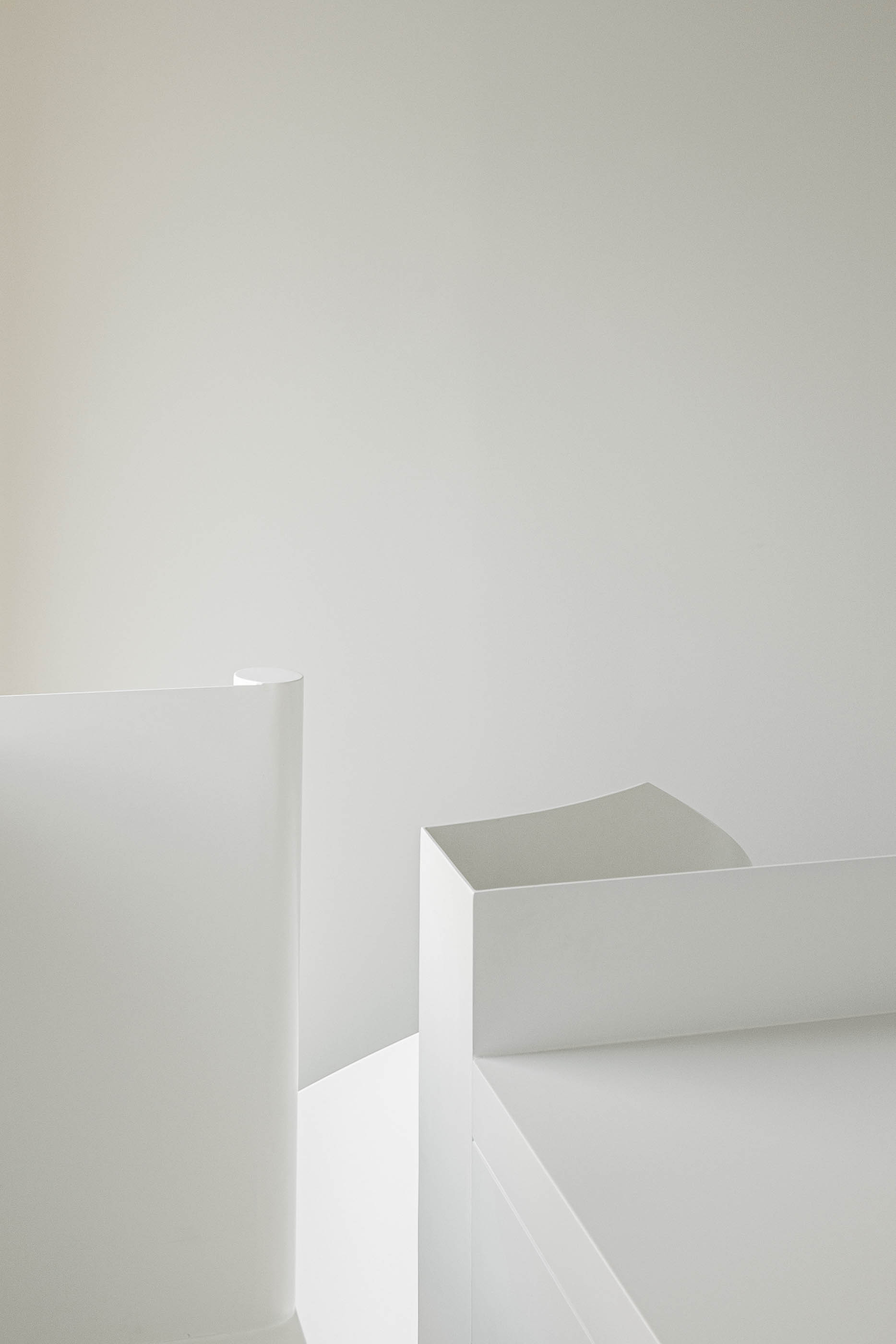 Detalhe minimalista de elementos arquitetónicos brancos, com linhas geométricas e luz suave. — Boavista 339 arquitetura Paulo Merlini Architects em Porto