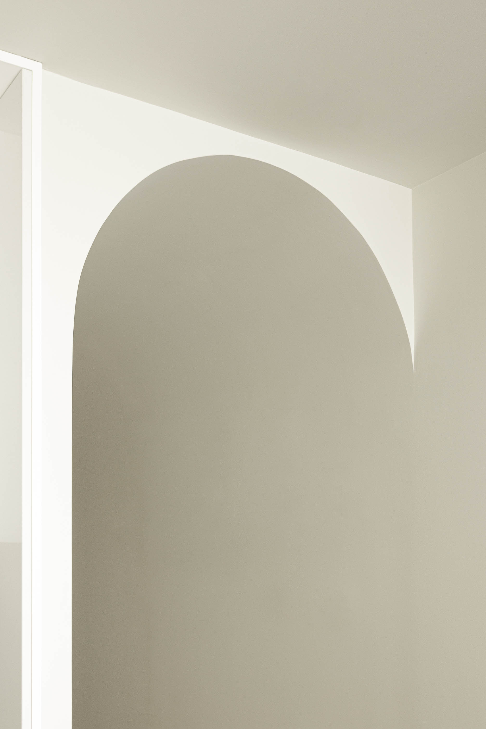 Pormenor de um arco interior numa parede branca, com iluminação subtil e design minimalista. — Boavista 339 arquitetura Paulo Merlini Architects em Porto