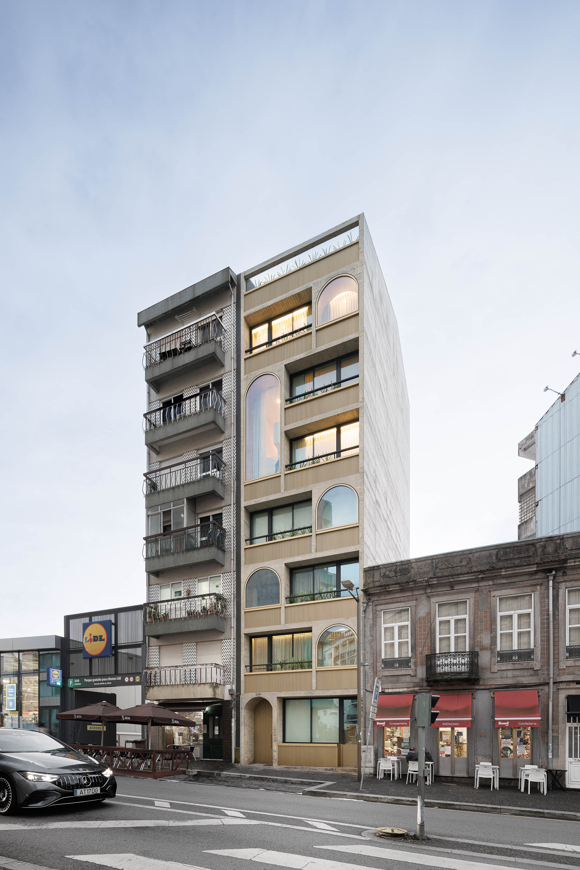 Edifício "Boavista 339" na rua da Boavista, Porto, com fachada renovada e janelas em arco. — Boavista 339 arquitetura Paulo Merlini Architects em Porto