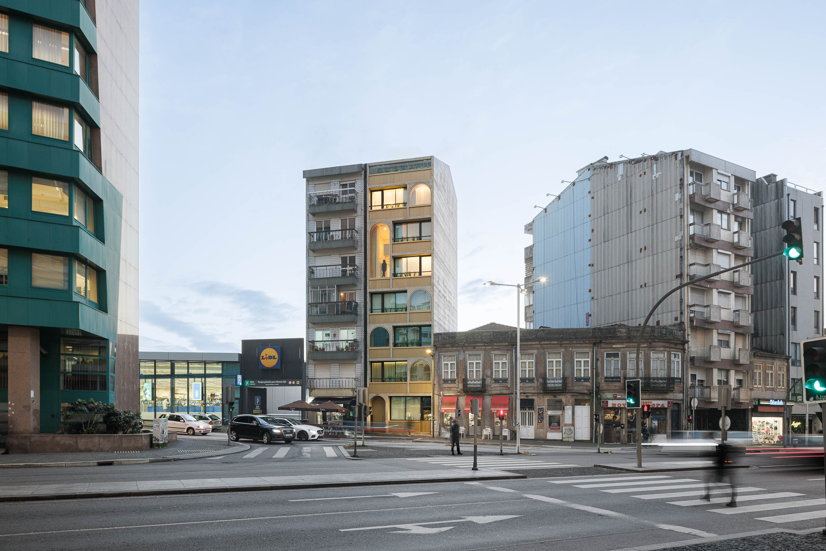 Edifício "Boavista 339" integrado na paisagem urbana do Porto, com edifícios modernos e antigos. — Boavista 339 arquitetura Paulo Merlini Architects em Porto