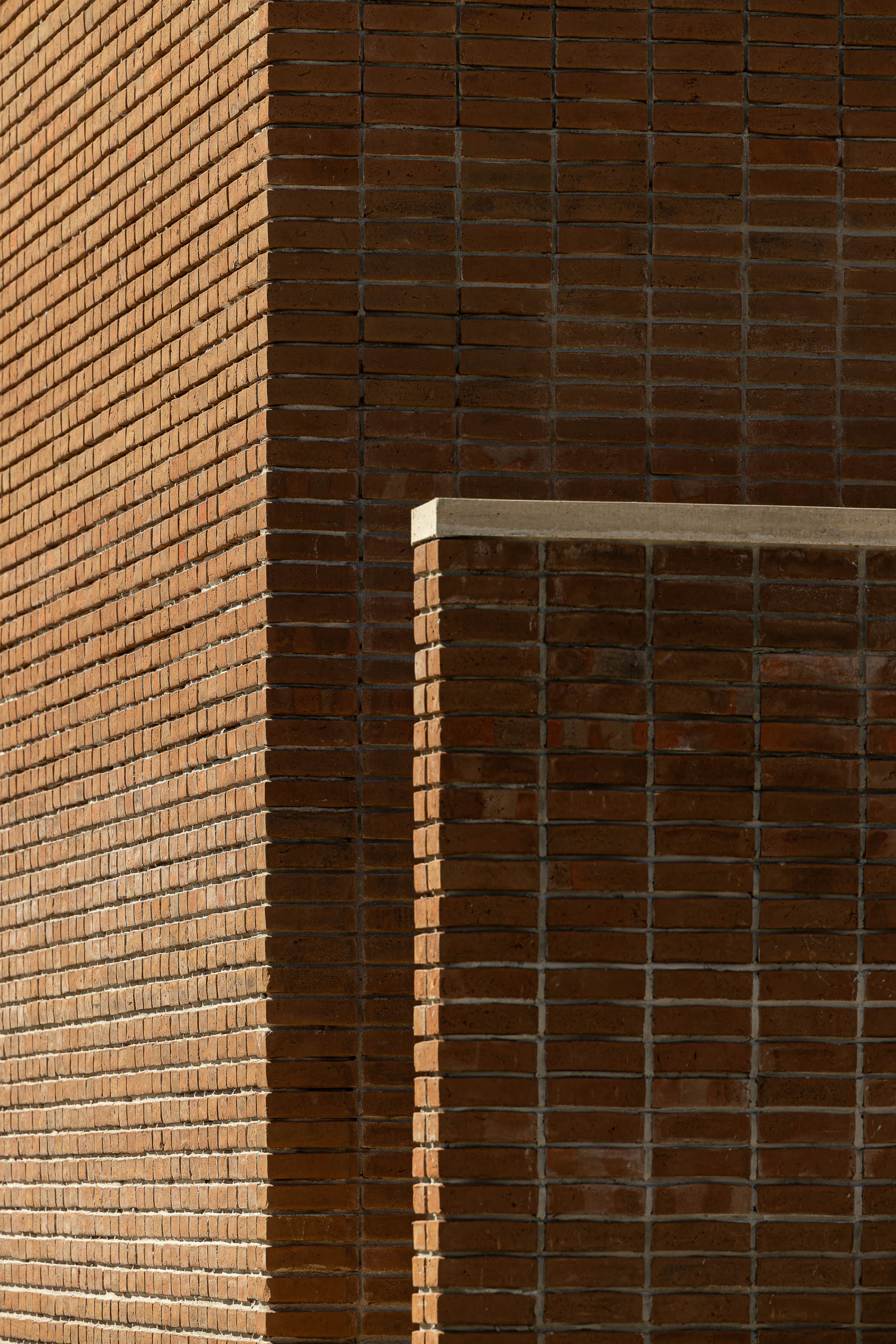 Fachada: Detalhe da parede de tijolo, mostrando a textura e o padrão da construção. — Olaria Municipal arquitetura ARDE Arquitetura+Design em Odemira