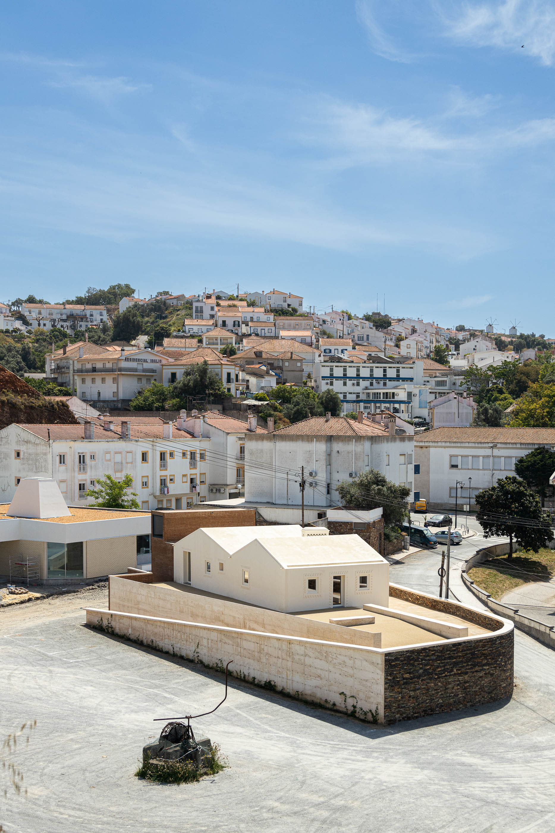 Exterior: Vista aérea da Olaria Municipal, com a vila de Odemira ao fundo. — Olaria Municipal arquitetura ARDE Arquitetura+Design em Odemira