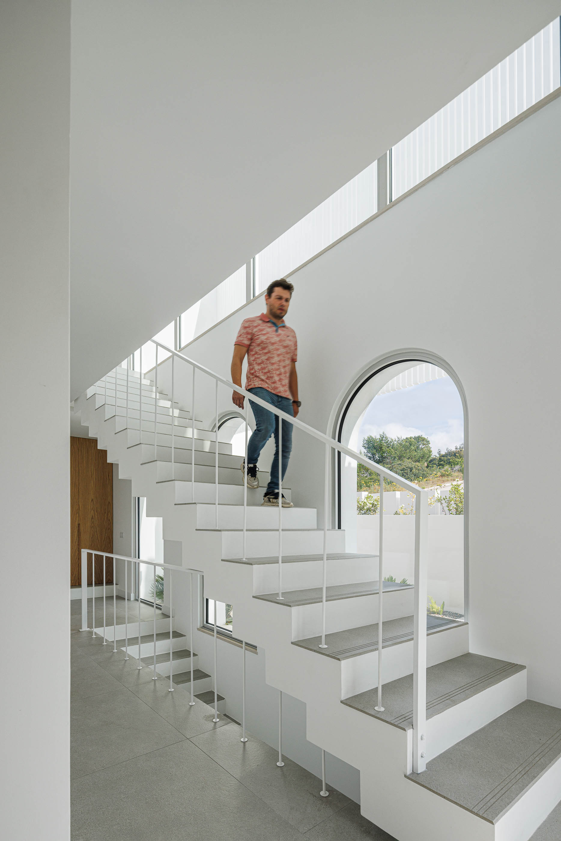 Escadas: Degraus brancos com corrimão metálico, iluminação natural. — Villa Fortaleza arquitetura Vieira de Moura Architects em Algarve