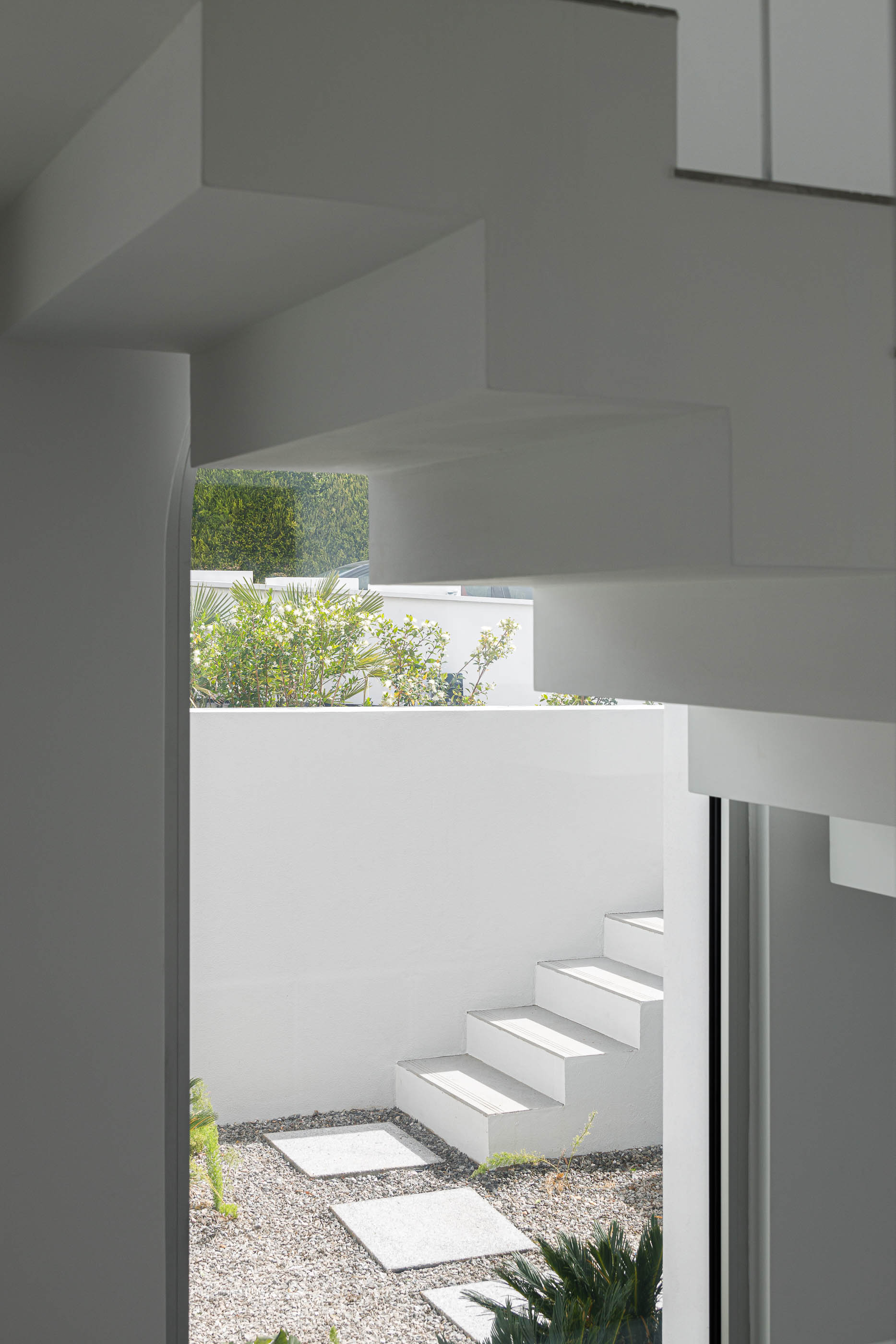 Exterior: Detalhe de escadas exteriores e vegetação. — Villa Fortaleza arquitetura Vieira de Moura Architects em Algarve