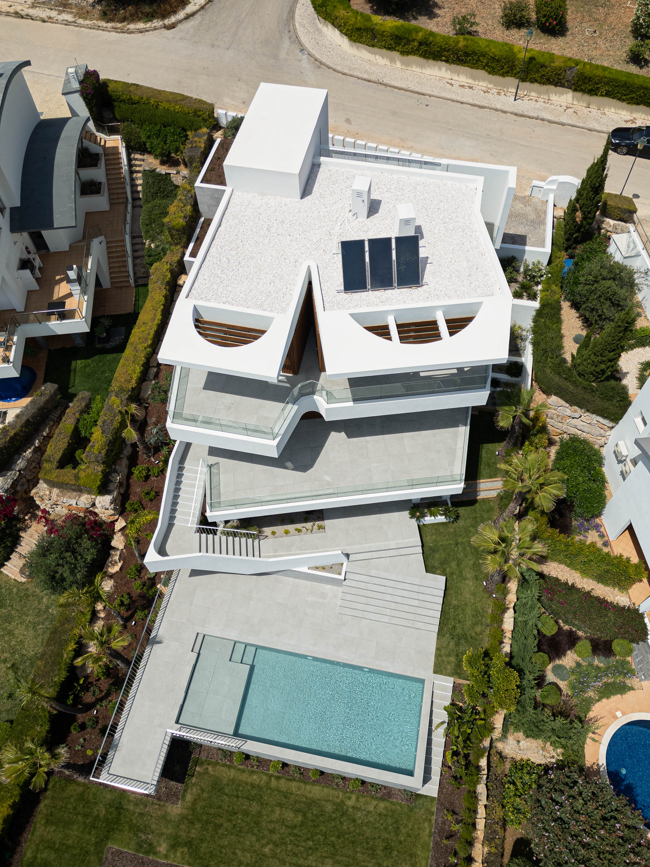 Exterior: Vista aérea da moradia com piscina, terraços e jardins. — Villa Fortaleza arquitetura Vieira de Moura Architects em Algarve