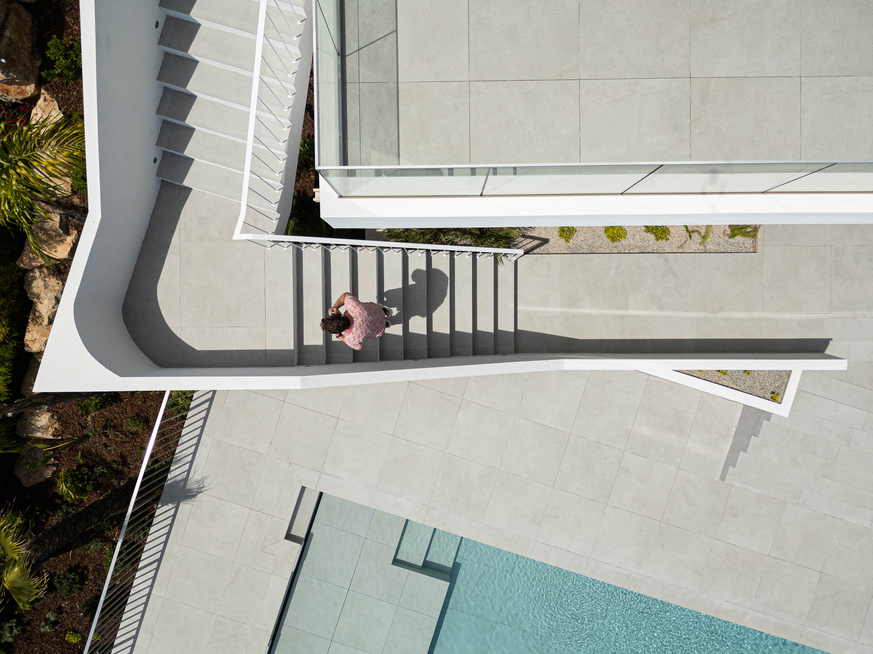 Exterior: Vista superior das escadas, terraço e piscina. — Villa Fortaleza arquitetura Vieira de Moura Architects em Algarve