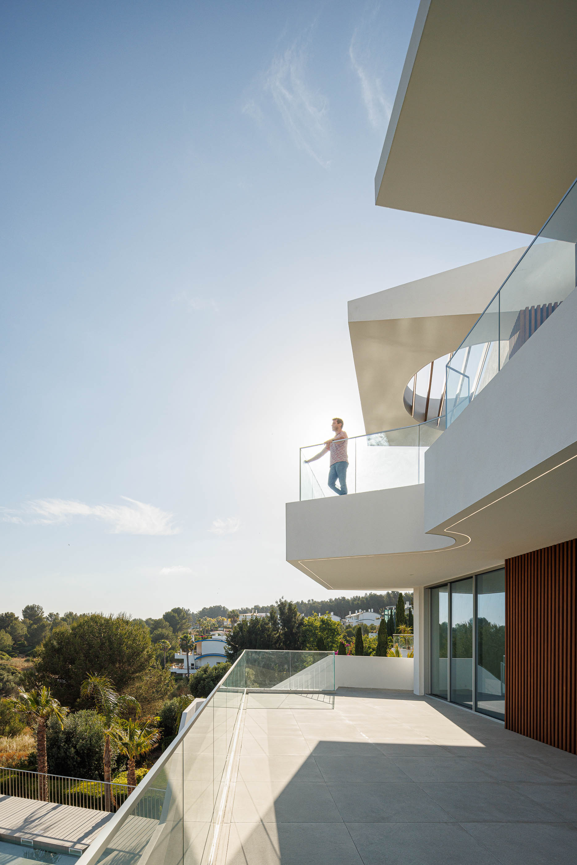 Varanda: Vista panorâmica para a paisagem, guarda em vidro. — Villa Fortaleza arquitetura Vieira de Moura Architects em Algarve