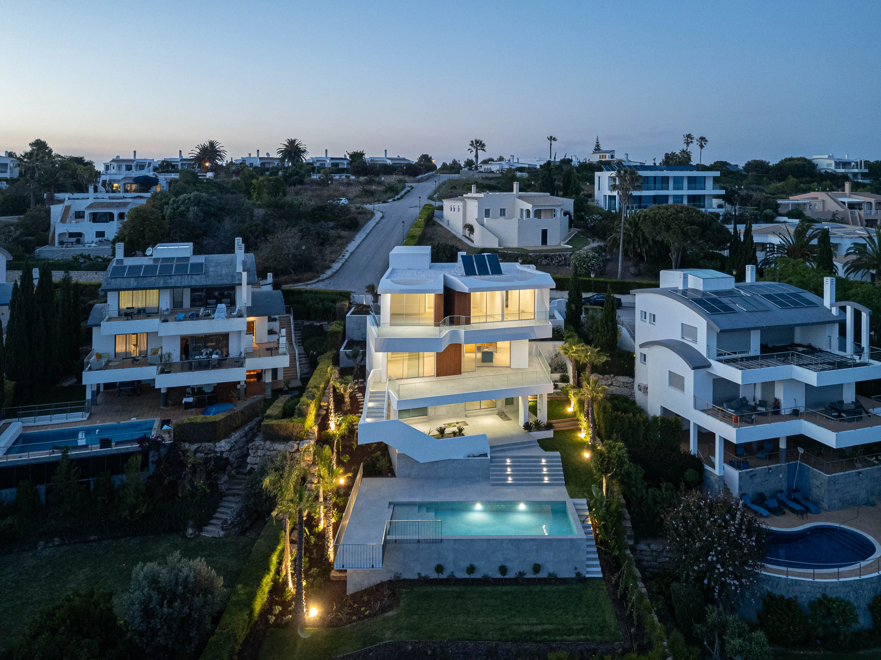 Exterior: Vista aérea noturna da moradia e arredores. — Villa Fortaleza arquitetura Vieira de Moura Architects em Algarve